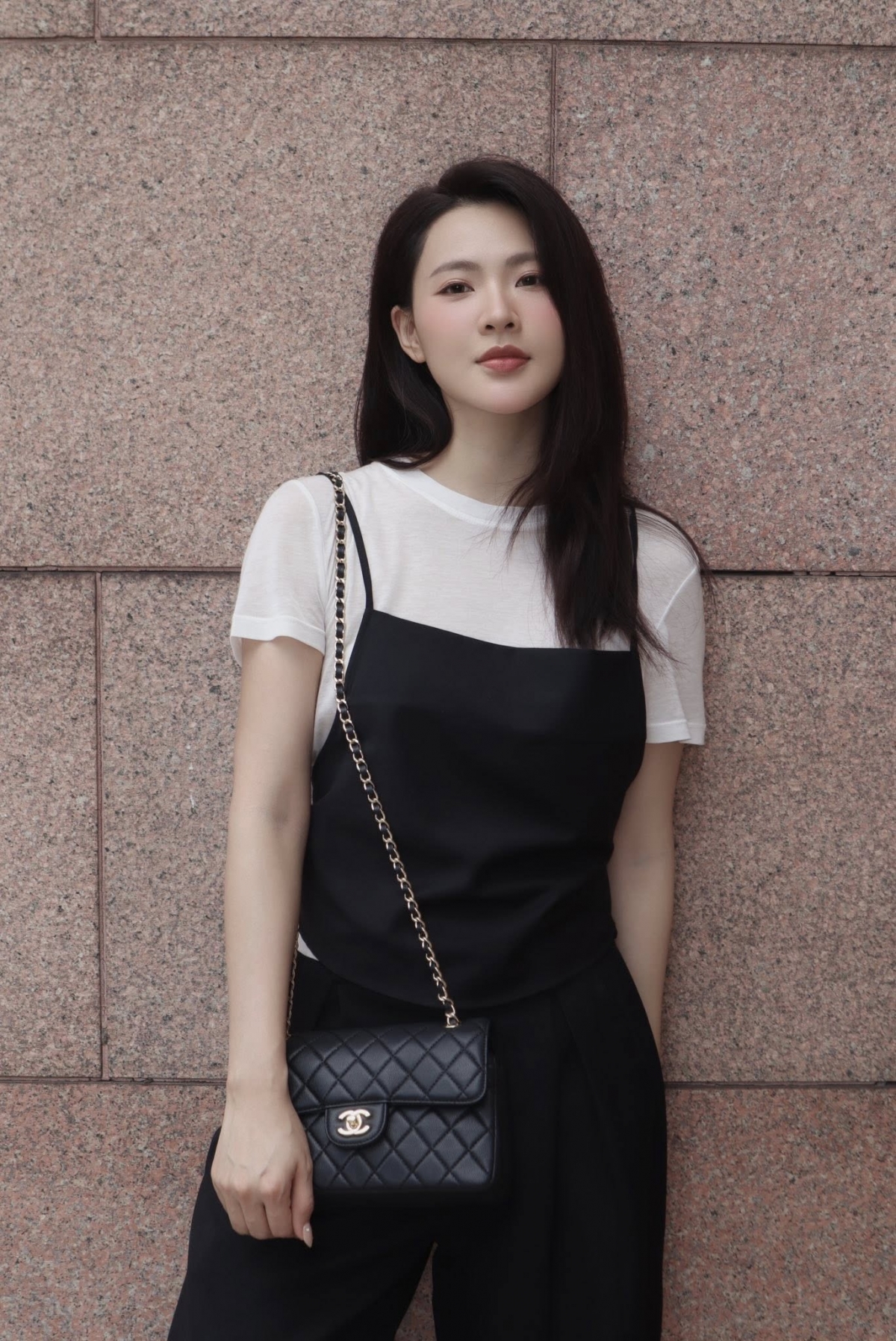 Dù sở hữu ngoại hình nổi bật, khán giả đánh giá điểm yếu của Minh Trang là diễn xuất còn thiếu tự nhiên và giọng thoại chưa cảm xúc. Trước những ý kiến này, nữ diễn viên cho biết cô hiểu rõ khuyết điểm của bản thân nên luôn xem lại cảnh quay rất kỹ. Thay vì nhận phim liên tục, cô chọn tạm nghỉ, xem lại các vai diễn của mình. Sau đó, người đẹp đi học thêm: học nói, học MC, học hát… để bản thân cảm thấy thoải mái, tự tin hơn. 