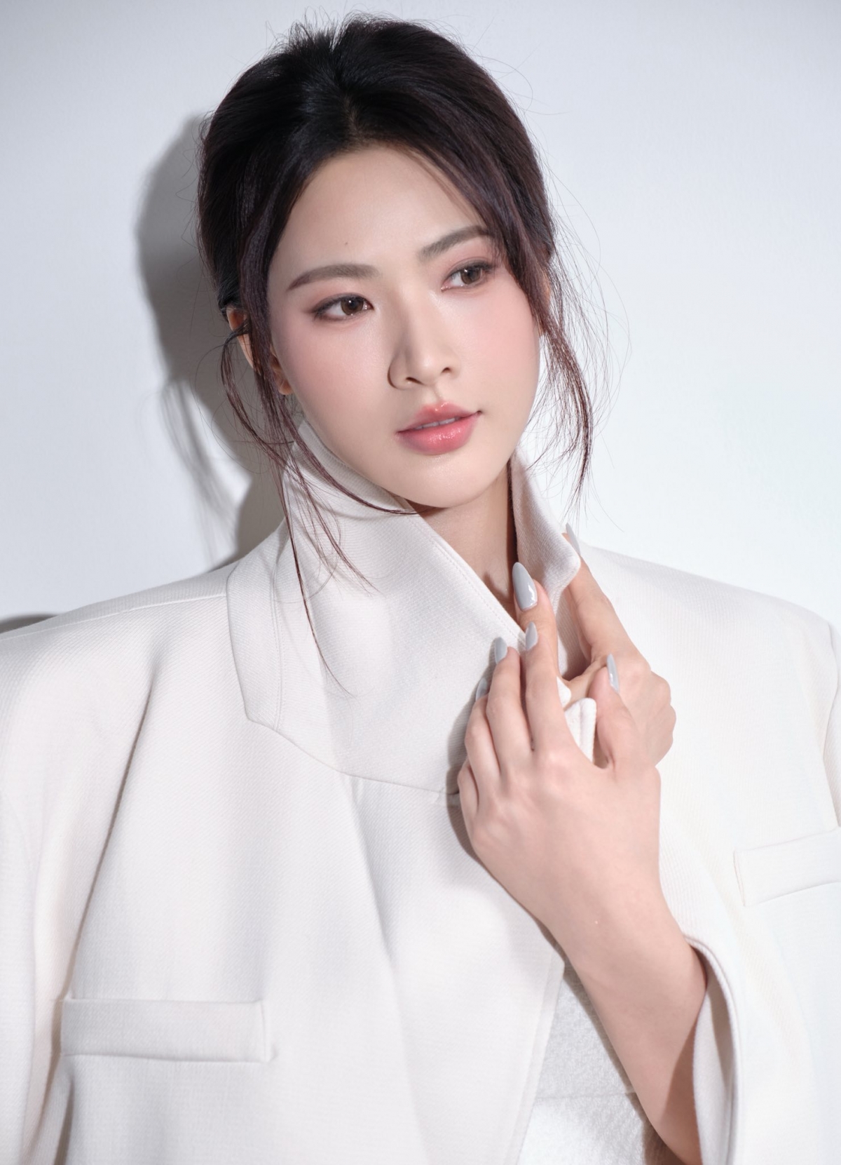 Diễn viên Minh Trang sinh năm 1995, tốt nghiệp trường Đại học Sân khấu - Điện ảnh Hà Nội. Cô ghi dấu ấn với khán giả qua các phim “Bạch mã hoàng tử”, “Cây táo nở hoa”, “Tình khúc Bạch Dương”, “Chọc tức vợ yêu”... Ngoài ra, nữ diễn viên còn xuất hiện trong các MV của ca sĩ Min, Noo Phước Thịnh.