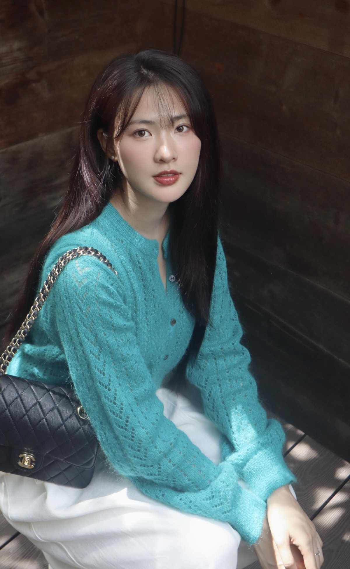 Trái ngược với hình ảnh kín đáo, nghiêm nghị khi vào vai Thiếu tá Lam Anh, ngoài đời Minh Trang sở hữu ngoại hình xinh đẹp, quyến rũ, phong cách thời trang hiện đại. Cô thường xuyên chia sẻ hình ảnh tập luyện thể thao, ăn uống khoa học để duy trì vóc dáng. 