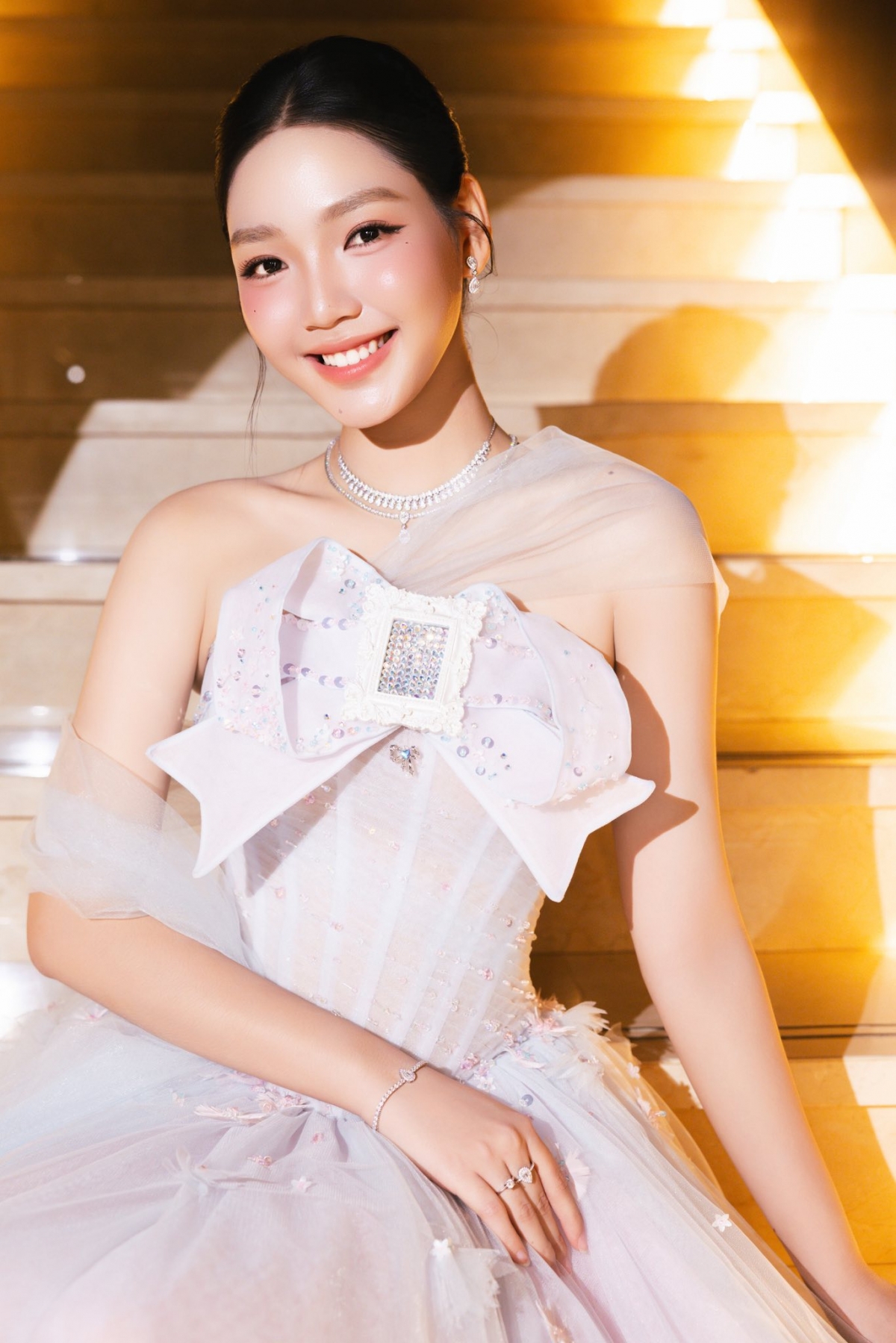 Theo Trường Giang, ban đầu, đến sát ngày bấm máy phim "Nhà ba tôi một phòng", anh vẫn chưa lựa chọn được nữ chính. Qua lời giới thiệu, nam đạo diễn mời Minh Anh đến thử vai, sau đó quyết định chọn vì đánh giá cô cùng độ tuổi với nhân vật, nhập vai tự nhiên.