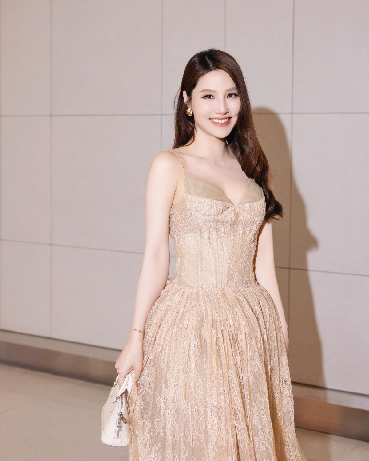 Diễm My 9X sinh năm 1990, đóng phim từ khi 5 tuổi và theo đuổi diễn xuất chuyên nghiệp sau khi vào đại học. Cô ghi dấu ấn trong lòng khán giả qua các bộ phim Mùa hè sôi động, Gái già lắm chiêu, 1990, Tình yêu và thù hận, Giấc mơ của mẹ... Năm 2023, Diễm My 9X kết hôn cùng ông xã doanh nhân Vinh Nguyễn. Sau khi kết hôn, Diễm My 9X tạm dừng đóng phim, dành thời gian chăm lo tổ ấm. Đầu năm 2025, người đẹp sinh con đầu lòng. Hiện tại, cô tham gia một số hoạt động sáng tạo nội dung về thời trang và phong cách sống, đồng thời cân nhắc trở lại diễn xuất khi có cơ hội phù hợp.