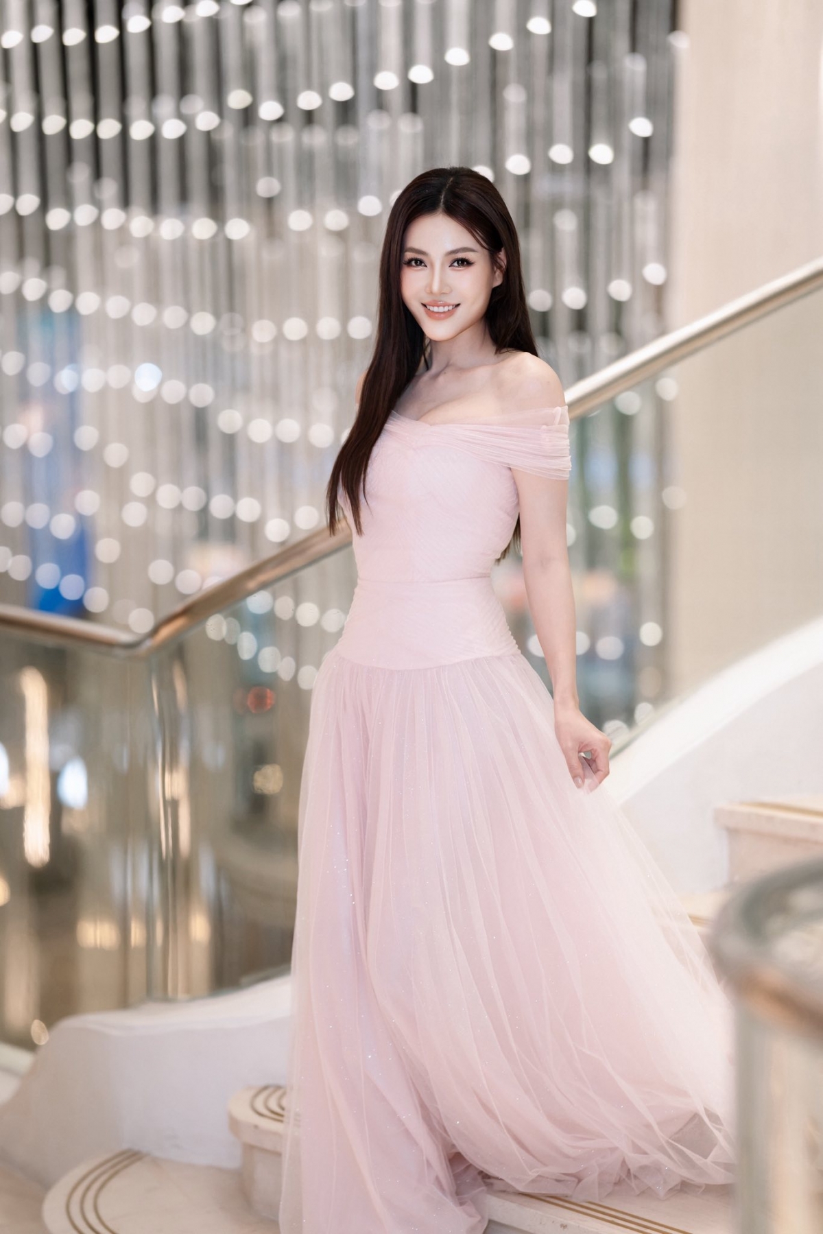 Diễn viên Thanh Hương sinh năm 1988 tại Hải Dương. Trước khi bén duyên với diễn xuất, cô từng tham gia cuộc thi Hoa hậu Hải Dương và đoạt danh hiệu Á hậu 2 khi chỉ mới 17 tuổi. Tốt nghiệp Trường Cao đẳng Nghệ thuật Hà Nội, Thanh Hương đầu quân cho Nhà hát Kịch Hà Nội, sau đó cô tiếp tục học lên đại học. Sau vai diễn đầu tay trong bộ phim Hậu họa, Thanh Hương xuất hiện trong nhiều dự án như Những cánh hoa trước gió, Zippo, mù tạt và em, Đường lên Điện Biên... 