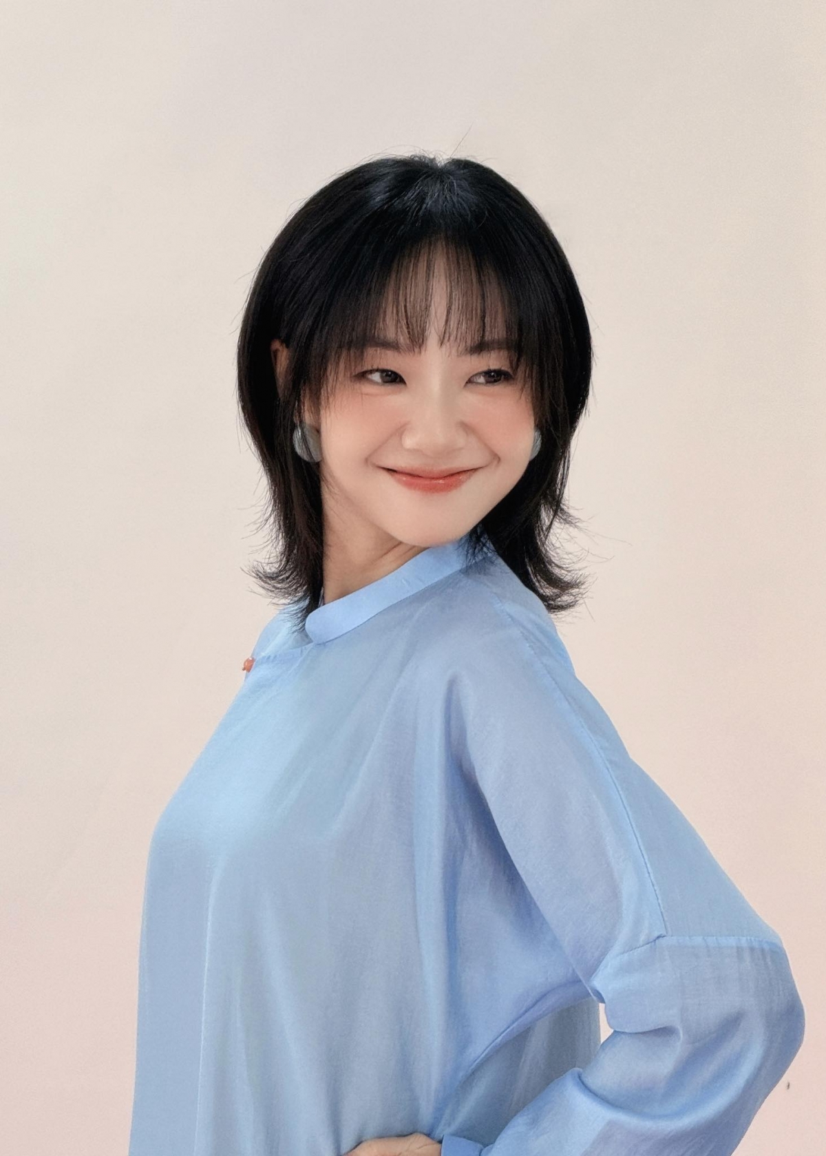 Hoàng Hà, sinh năm 1996, được biết đến khi vào vai nàng thơ Dao Ánh trong phim điện ảnh "Em và Trịnh" (2022) và tạo được dấu ấn trong lòng khán giả. Năm 2023, cô vào vai nữ chính Mai Dương trong bộ phim "Chúng ta của 8 năm sau", đánh dấu lần đầu tiên Hoàng Hà góp mặt trong phim truyền hình. Cô cũng tham gia diễn xuất trong một số MV ca nhạc và phim ngắn.