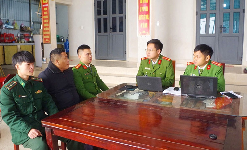 Công an xã Nậm Cắn bàn giao đối tượng Lầu Bá Cải cho Cơ quan Điều tra hình sự Quân khu 4 sau 17 năm trốn truy nã.