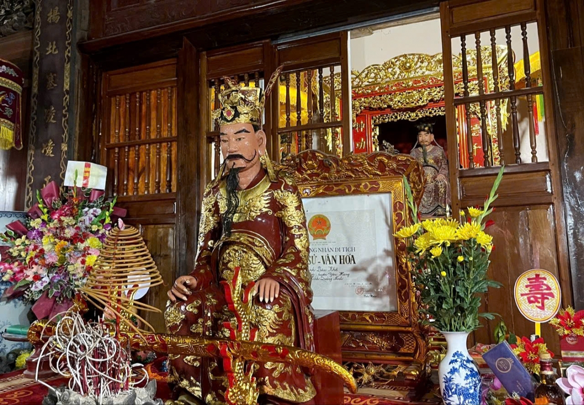 Theo các tư liệu hiện còn lưu giữ tại đình, đình Lưu Khê do chính người dân địa phương xây dựng vào năm 1822, để thờ đức thánh Hưng Đạo Đại Vương Trần Quốc Tuấn và phối thờ cụ Đỗ Độ, cụ Đào Bá Lệ - các vị tiên công những người đầu tiên có công khai phá, quai đê lấn biển lập lên làng Lưu Khê trù phú như ngày hôm nay.