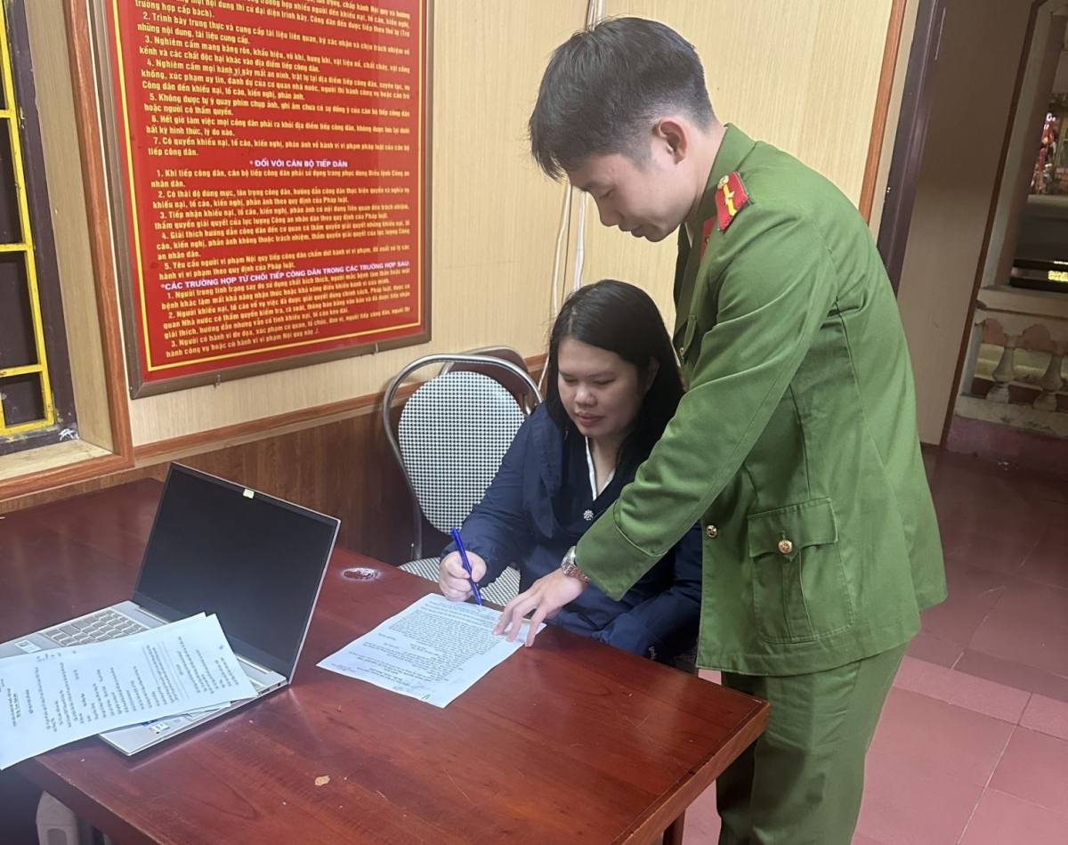 Đối tượng Mai Hồng Ngọc tại Văn phòng Cơ quan Cảnh sát điều tra, Công an tỉnh Hưng Yên