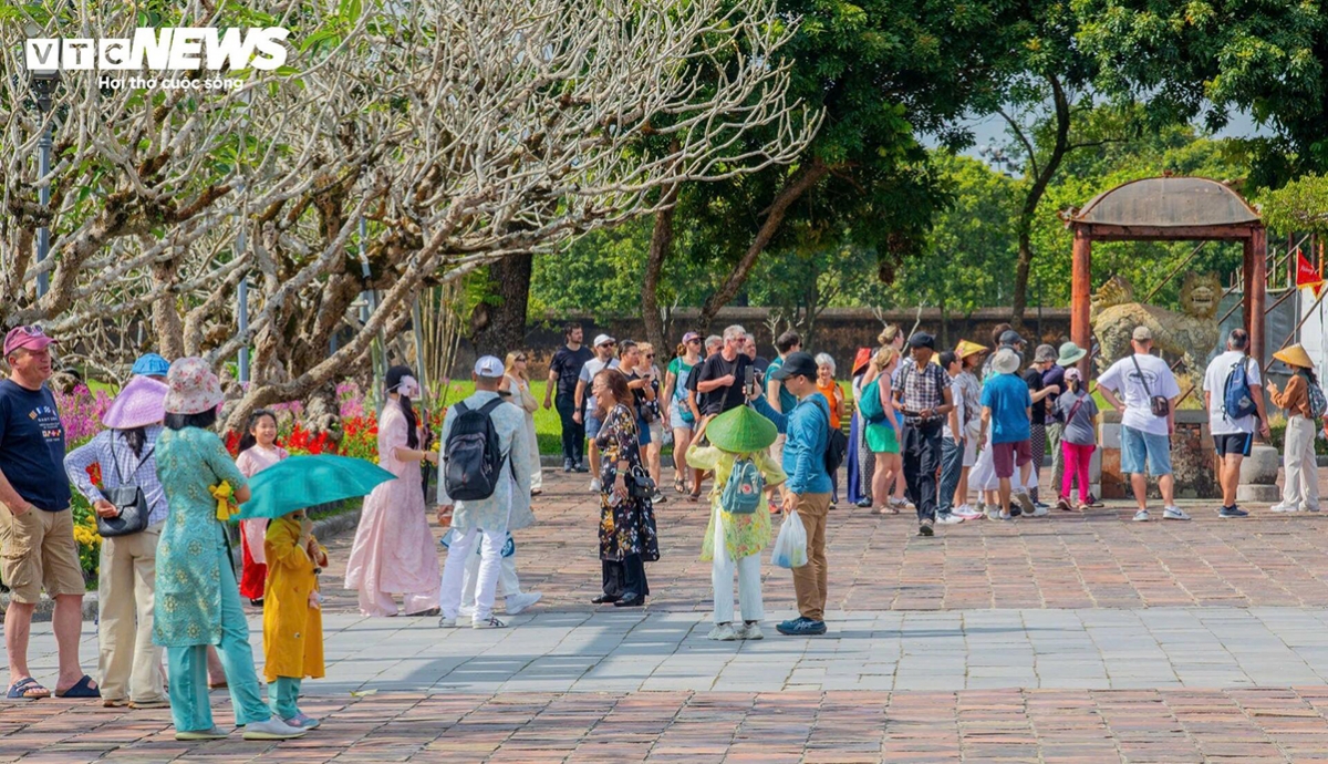 For the Lunar New Year holiday, the Hue Imperial Citadel is lavishly decorated and hosted reenactments of royal court ceremonies, including the Changing of the Guard ritual, ceremonial cannon firing, and performances of Grand and Chamber Court Music.