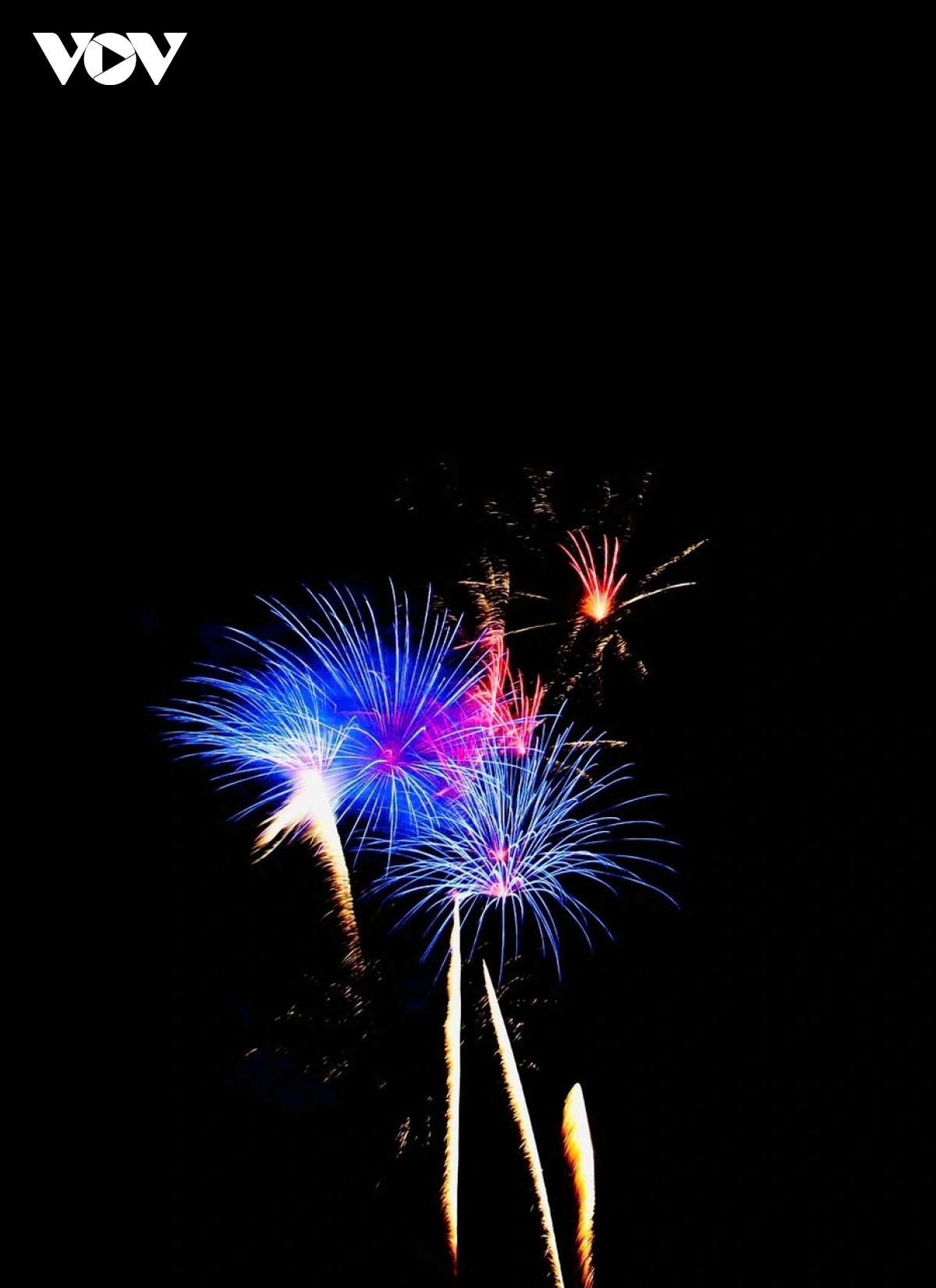 The 15-minute fireworks show, staged from midnight to 12:15 a.m. on February 17 — the first day of the Lunar New Year — serves as a centerpiece of Hanoi’s celebrations, marking the transition into 2026.