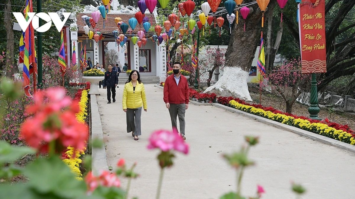 Situated in the Thu Le area, Voi Phuc Temple honours Prince Linh Lang, a national hero who defended the country. Two kneeling stone elephants at the entrance give the temple its name (“Temple of the Kneeling Elephants”). Prayers here often focus on strength, courage, and safeguarding one’s family.