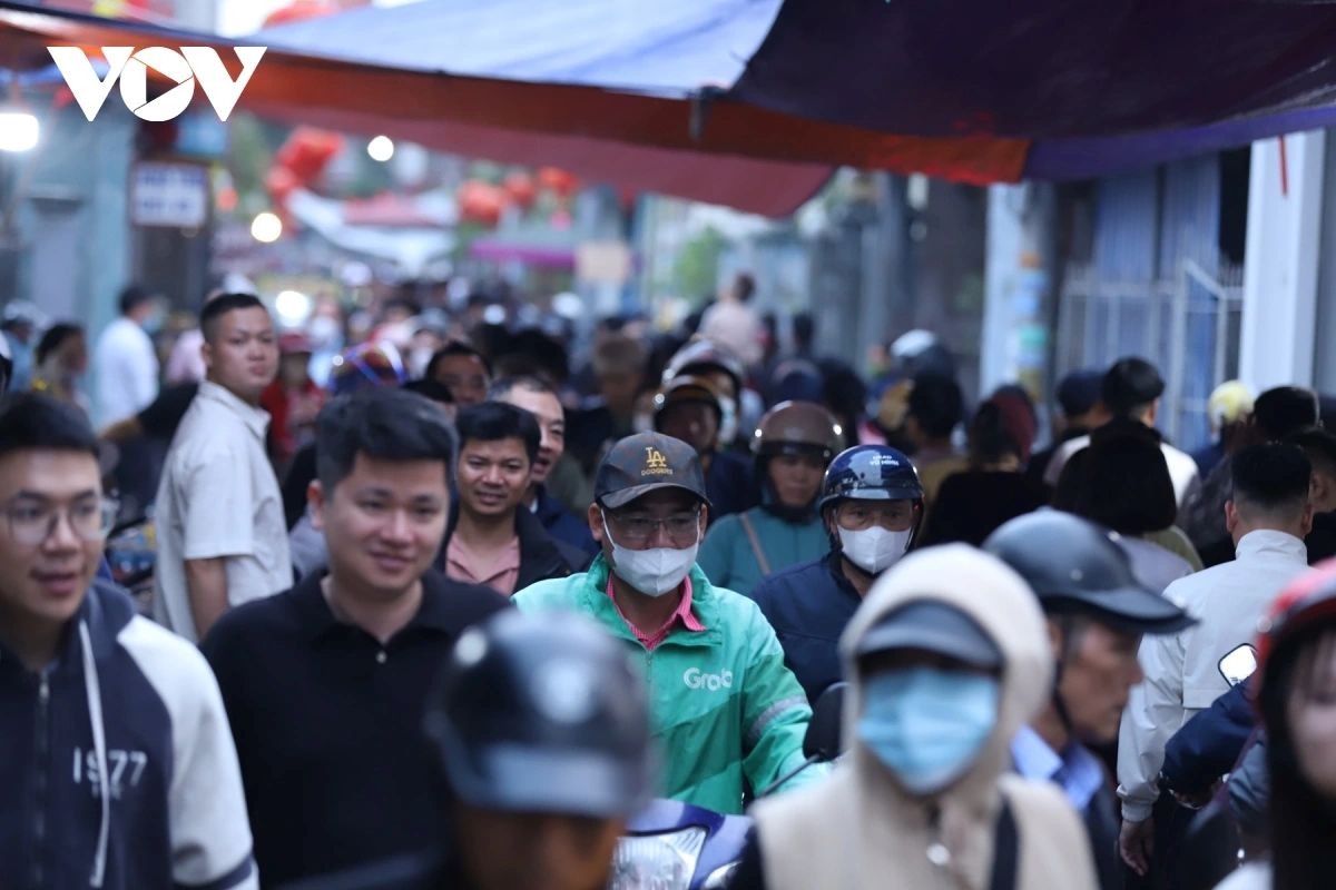 Crowds streaming to Vieng Market create a vibrant spring tableau, rich in traditional folk culture and festive colour.