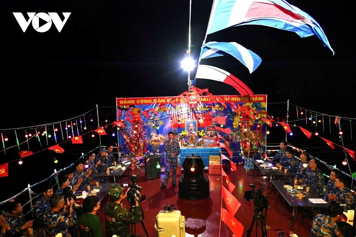 Welcoming the Lunar New Year during an overseas defense mission, officers and sailors reaffirm their determination to fulfill their assignments with distinction, projecting the image of a regular, elite and modern navy.