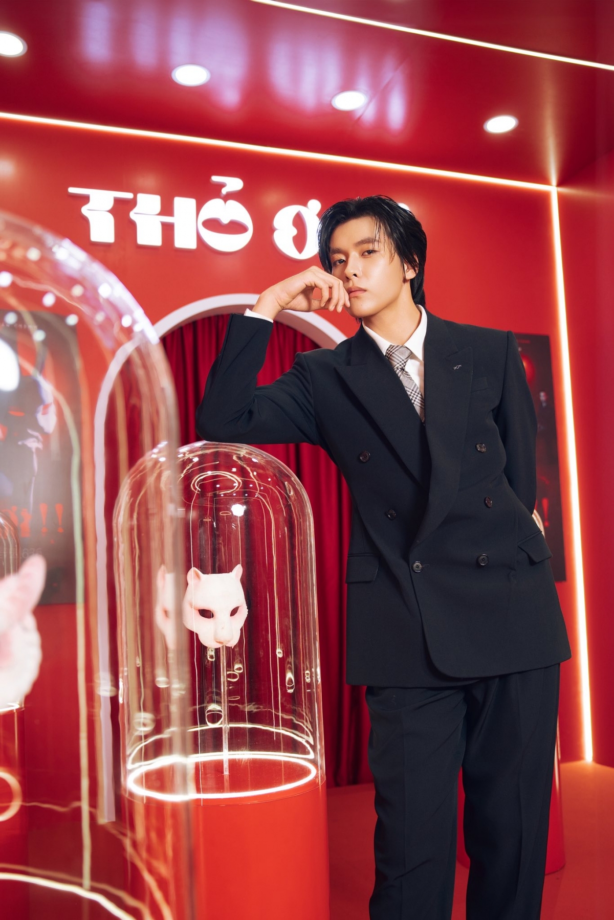 Nam diễn viên thứ hai góp mặt trong phim "Thỏ ơi!!" là Vĩnh Đam. Anh vào vai Thế Phong - một doanh nhân lịch lãm - chồng của Hải Linh (Lyly thủ vai). Anh sinh năm 2004, sở hữu chiều cao hơn 1,9m, gương mặt sáng, từng đoạt danh hiệu nam vương một trường đại học tại TP.HCM. Ngoài ra, anh còn gây ấn tượng tại chương trình The Next Gentleman 2024.