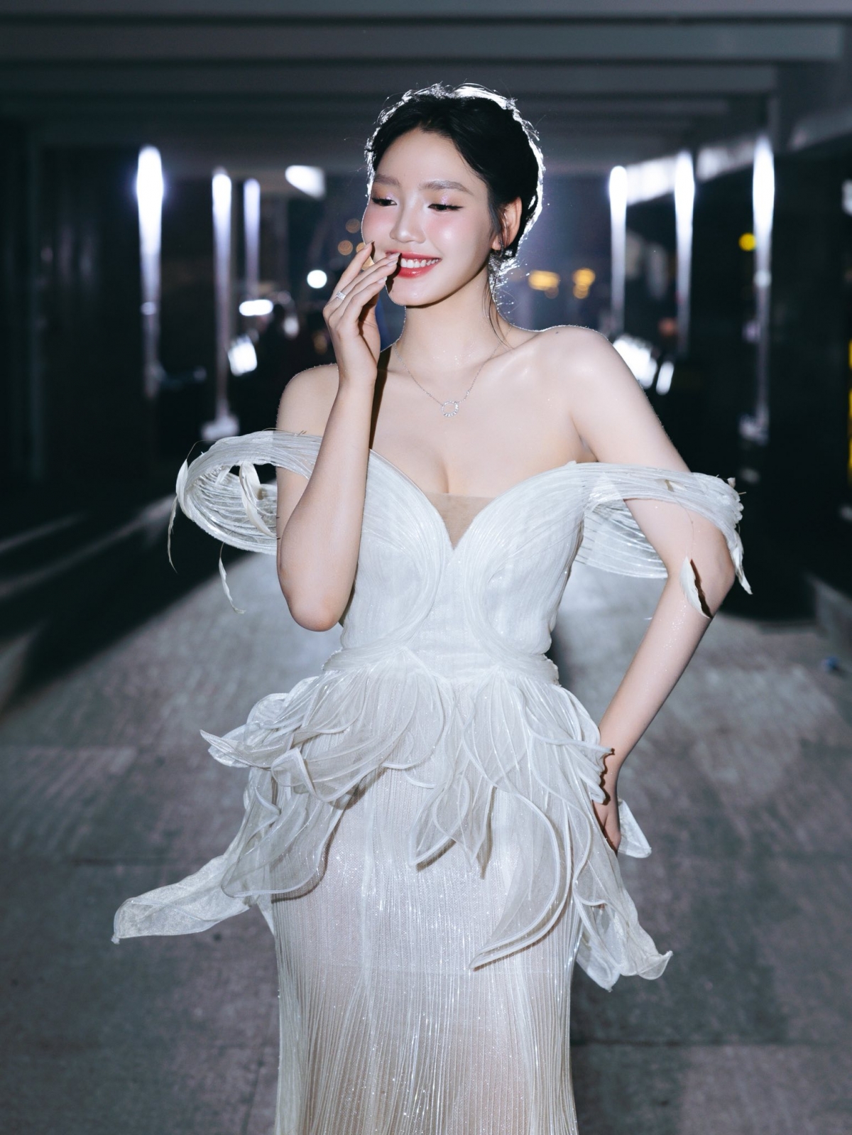 Minh Anh sở hữu nhan sắc trong trẻo, nhẹ nhàng, toát lên nét cuốn hút riêng. Cô ghi điểm nhờ gương mặt sáng, nụ cười tự nhiên và thần thái đúng chuẩn “nàng thơ”. Trong ảnh: Minh Anh dự lễ trao giải Ngôi sao xanh vào tháng 1/2026 tại TP.HCM, với đề cử Nữ diễn viên phụ xuất sắc (vai Nga trong phim “Thám tử Kiên: Kỳ án không đầu”)