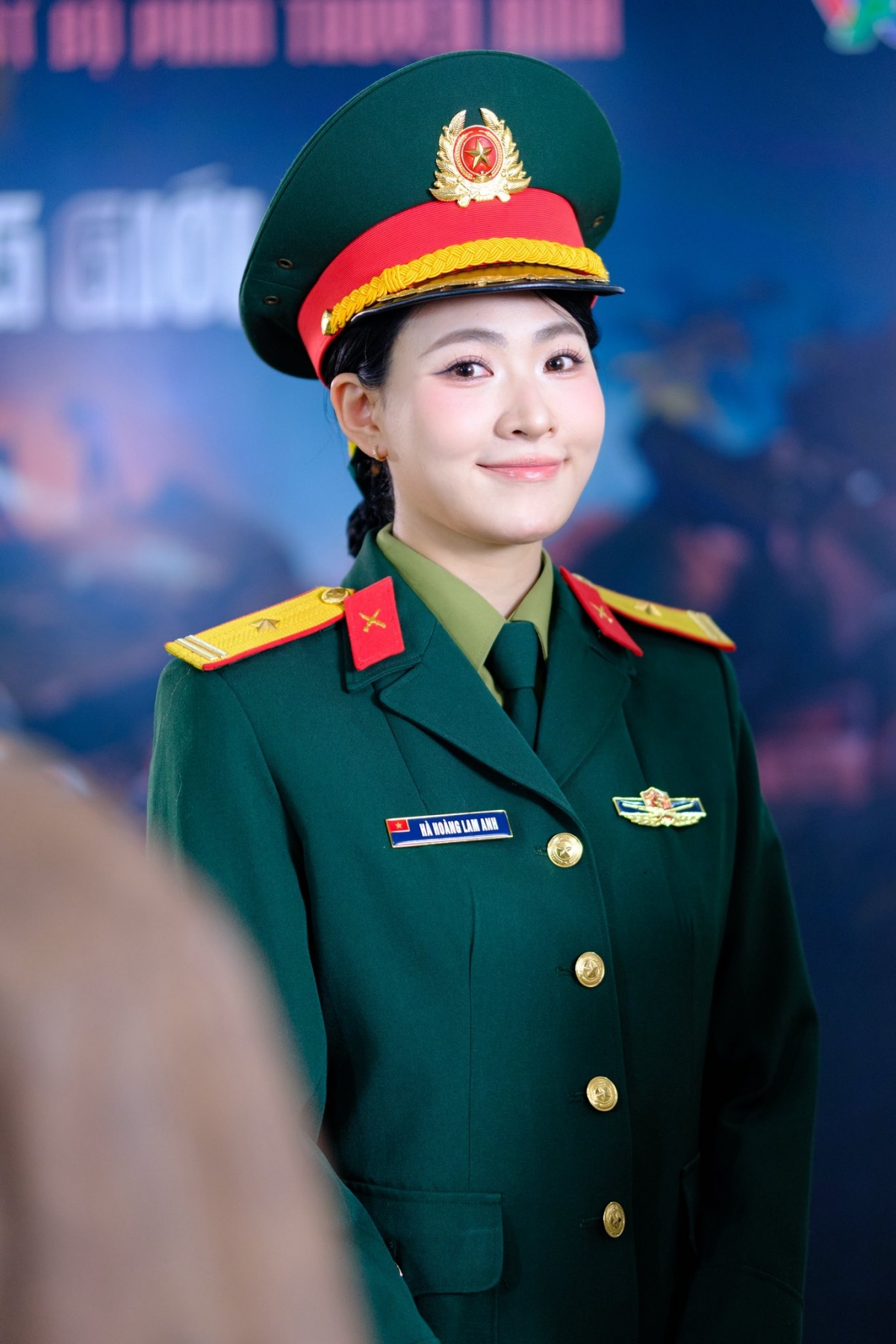 Minh Trang cho biết vai diễn Thiếu tá Lam Anh liên quan đến mảng an ninh mạng nên có nhiều thuật ngữ chuyên môn khó. Cô đã nhờ một người anh, cũng là thầy giáo, dịch các thuật ngữ chuyên môn từ tiếng Anh sang tiếng Việt, tìm hiểu đúng nghĩa của từng từ, cách phát âm chuẩn và ngữ cảnh sử dụng. Nữ diễn viên có khoảng một tháng để tập luyện. Mỗi ngày cô đều học, ghi chép lại trong một cuốn sổ từ vựng, viết ra và đọc đi đọc lại.