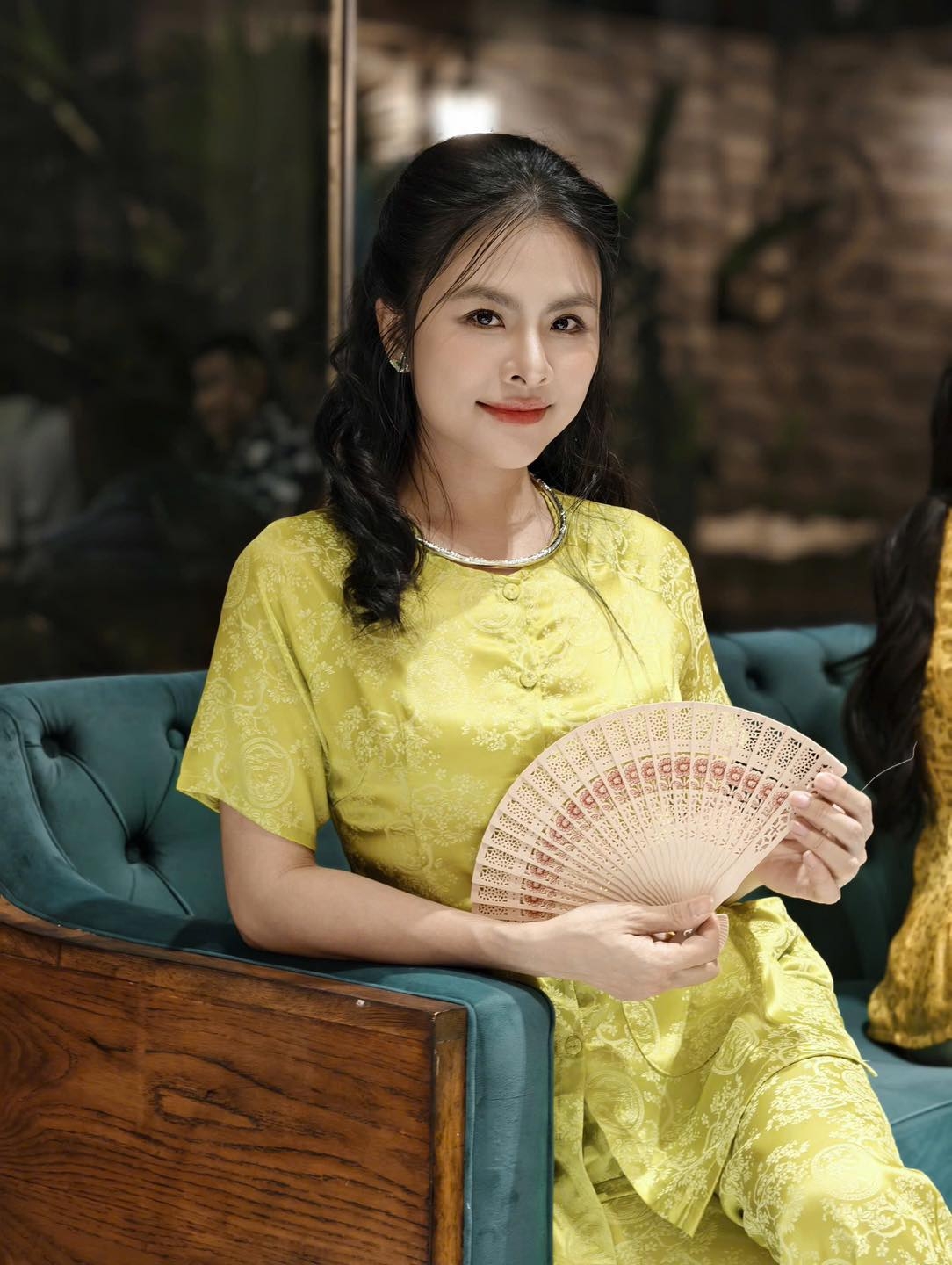 Vân Trang sinh năm 1990, từng đóng nhiều phim truyền hình như Dù gió có thổi, Sông dài... và phim điện ảnh gồm: Saigon Yo!, Cô dâu đại chiến, Scandal: Bí mật thảm đỏ, Chuyện ma gần nhà... Nữ diễn viên kết hôn với ông xã doanh nhân vào đầu năm 2016, sinh con gái đầu lòng tháng 10 cùng năm. Tháng 11/2021, Vân Trang sinh đôi con gái, đặt tên Quinisha và Quianna. Vợ chồng cô có thêm con trai Quintin cuối năm 2023. Đầu năm 2026, Vân Trang và ông xã kỷ niệm 10 năm song hành trong hôn nhân. Bên cạnh công việc diễn xuất, Vân Trang còn phát triển sự nghiệp kinh doanh, điều hành spa, khu du lịch sinh thái...