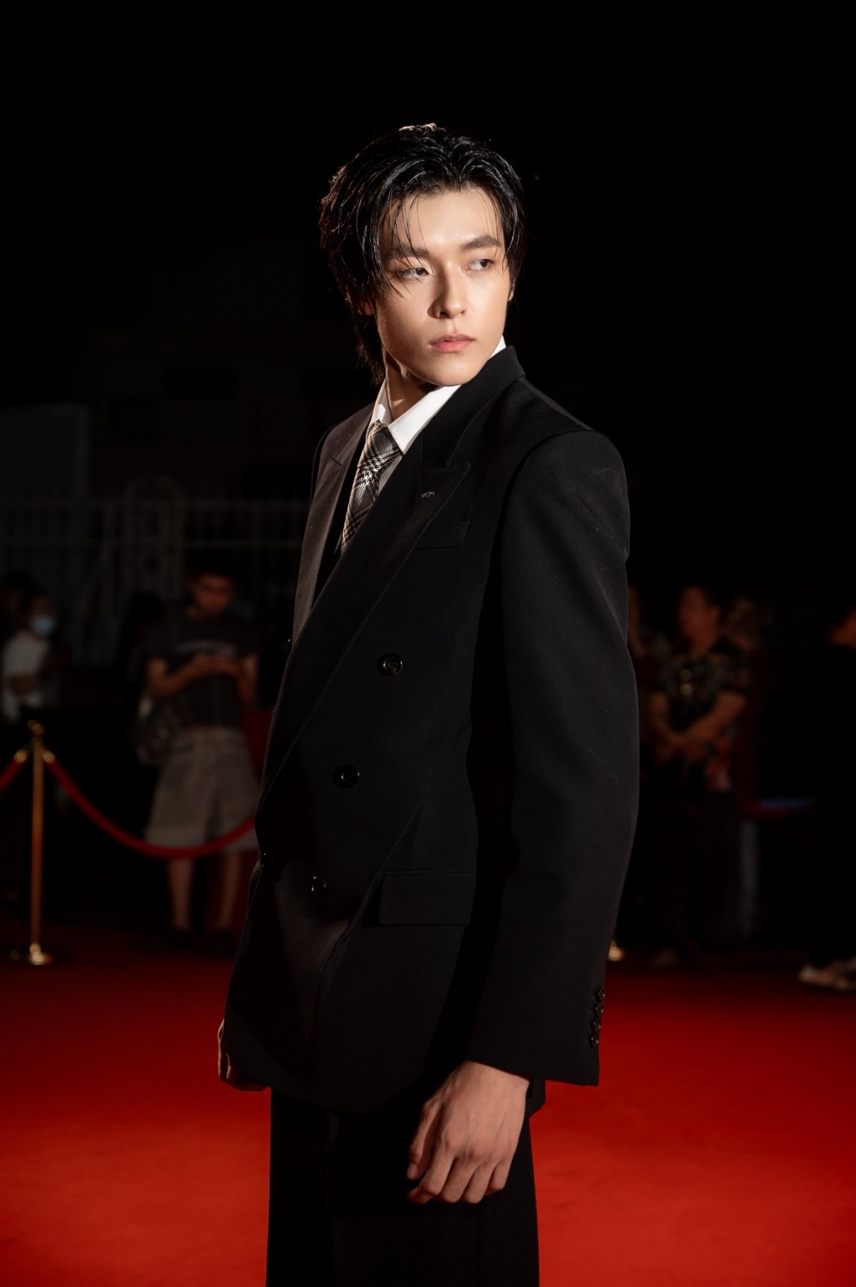  Nam diễn viên từng nổi lên trên mạng xã hội từ vài năm trước với hình ảnh hot boy sở hữu chiều cao "khủng". Tuy nhiên, khoảng 2 năm trở lại đây, Vĩnh Đam gần như vắng bóng trên truyền thông sau lùm xùm liên quan đến phát ngôn gây tranh cãi với cộng đồng LGBT vào năm 2023. 