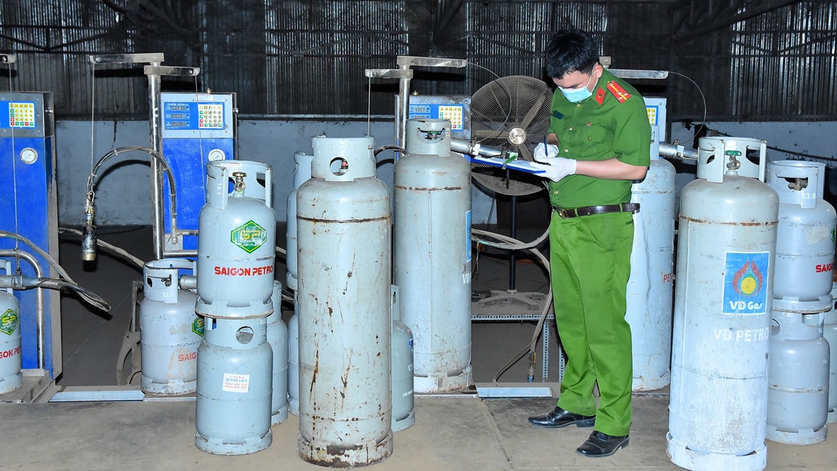 Công an kiểm tra, khám xét các địa điểm được dùng làm nơi sản xuất, tập kết gas giả. (Ảnh: CA)