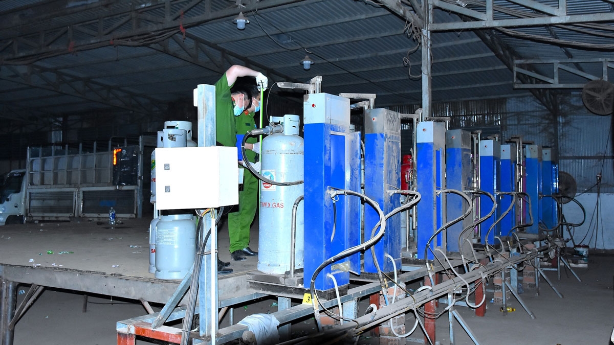 Nơi các đối tượng chiết nạp gas. (Ảnh: CA)