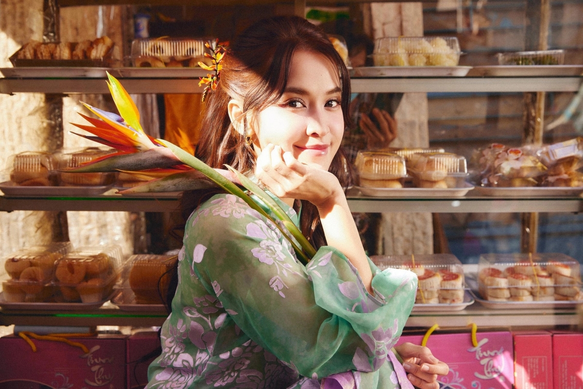 Diễn viên Tú Vi khoe góc nghiêng trong bộ ảnh mừng Tết Bính Ngọ.