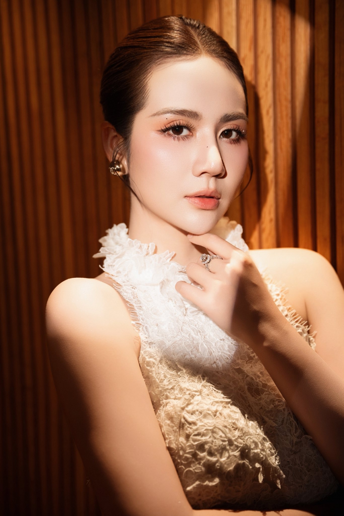 Phan Minh Huyền sinh năm 1990, là gương mặt quen thuộc với khán giả truyền hình Việt Nam. Cô từng tham gia cuộc thi Miss Teen 2009 và là một trong những hot girl đời đầu ở Hà Nội. Phan Minh Huyền ghi dấu ấn với khán giả qua nhiều bộ phim như Chạy trốn thanh xuân, Tình yêu và tham vọng, Hồ sơ cá sấu, Thương ngày nắng về, Chúng ta của 8 năm sau… Năm 2025, cô gây chú ý khi trở lại màn ảnh nhỏ với vai Ngân lúc trưởng thành trong bộ phim Cách em 1 milimet.