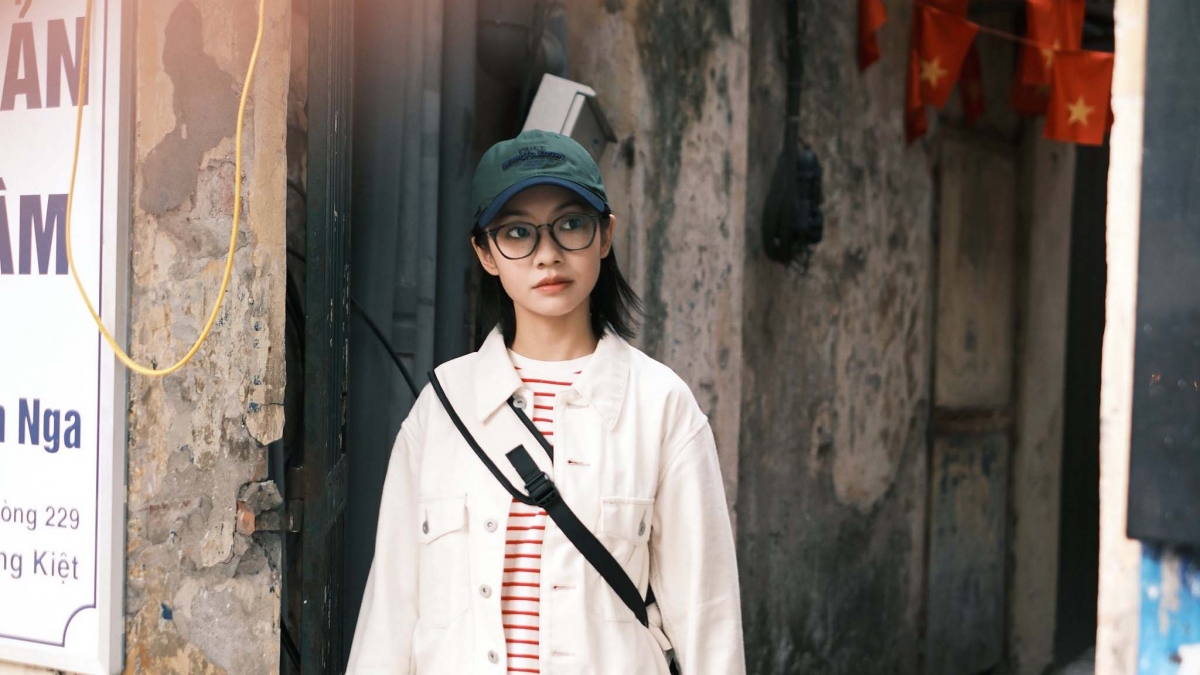 Chi trở thành chỗ dựa tinh thần, tiếp thêm cho Thành sự can đảm để đối diện với những biến cố, đồng hành cùng anh trong hành trình tìm lại chính mình. Sự đồng hành lặng lẽ nhưng bền bỉ ấy đã tạo nên chiều sâu cho nhân vật của Hoàng Hà, đồng thời mở ra nhiều khoảng lặng nội tâm để nữ diễn viên thể hiện cảm xúc một cách tinh tế và thuyết phục.