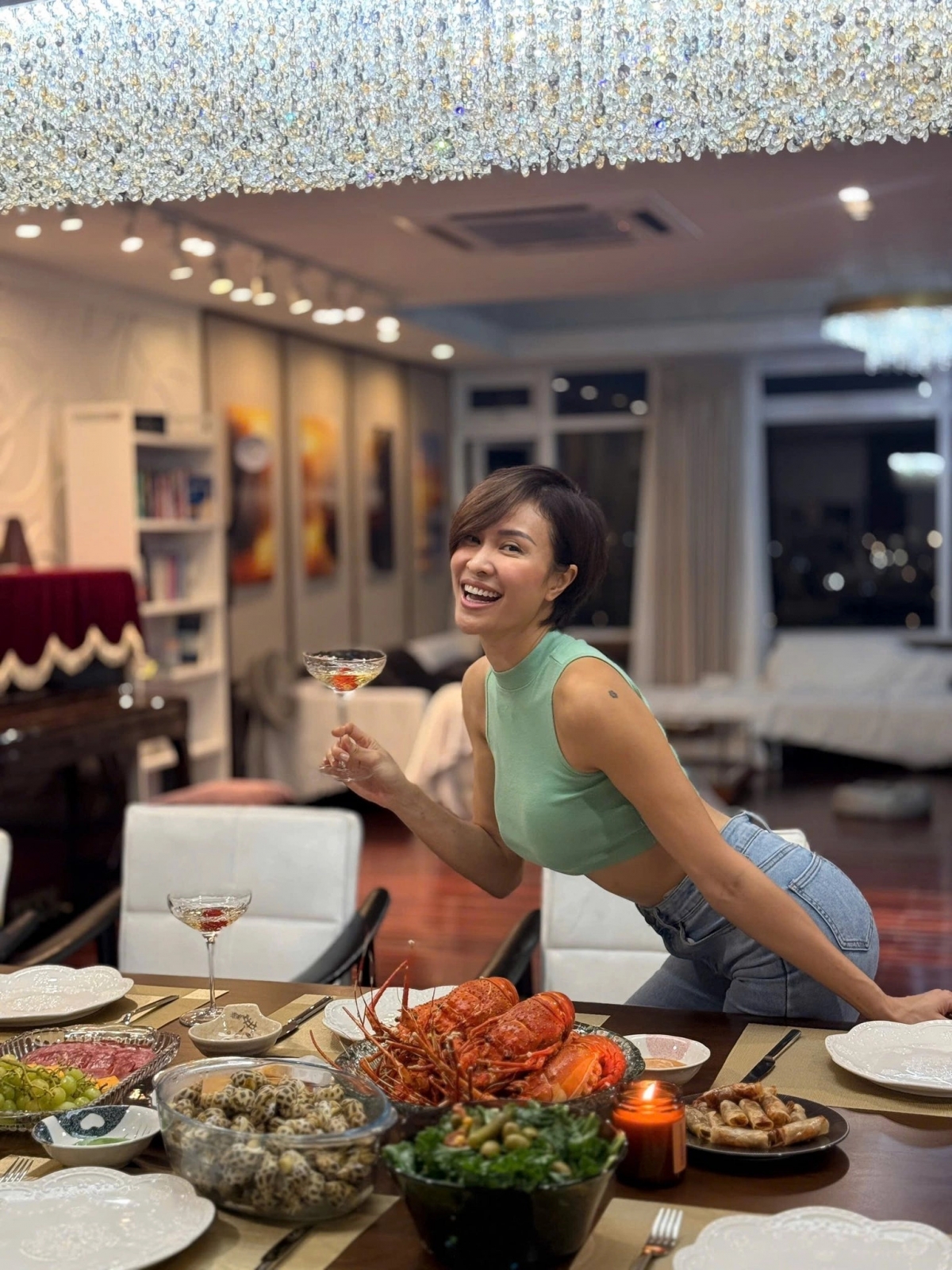 Người mẫu kiêm MC Phương Mai mở tiệc đãi bạn bè nhân dịp chuyển về căn hộ mới ở trung tâm TP HCM. Người đẹp cho biết cô thuê nhà rộng 200 m2 để thoải mái bố trí không gian sinh hoạt, dành một phòng riêng thay đồ, một phòng chơi cho con trai và khu vực tập yoga giữa phòng khách.