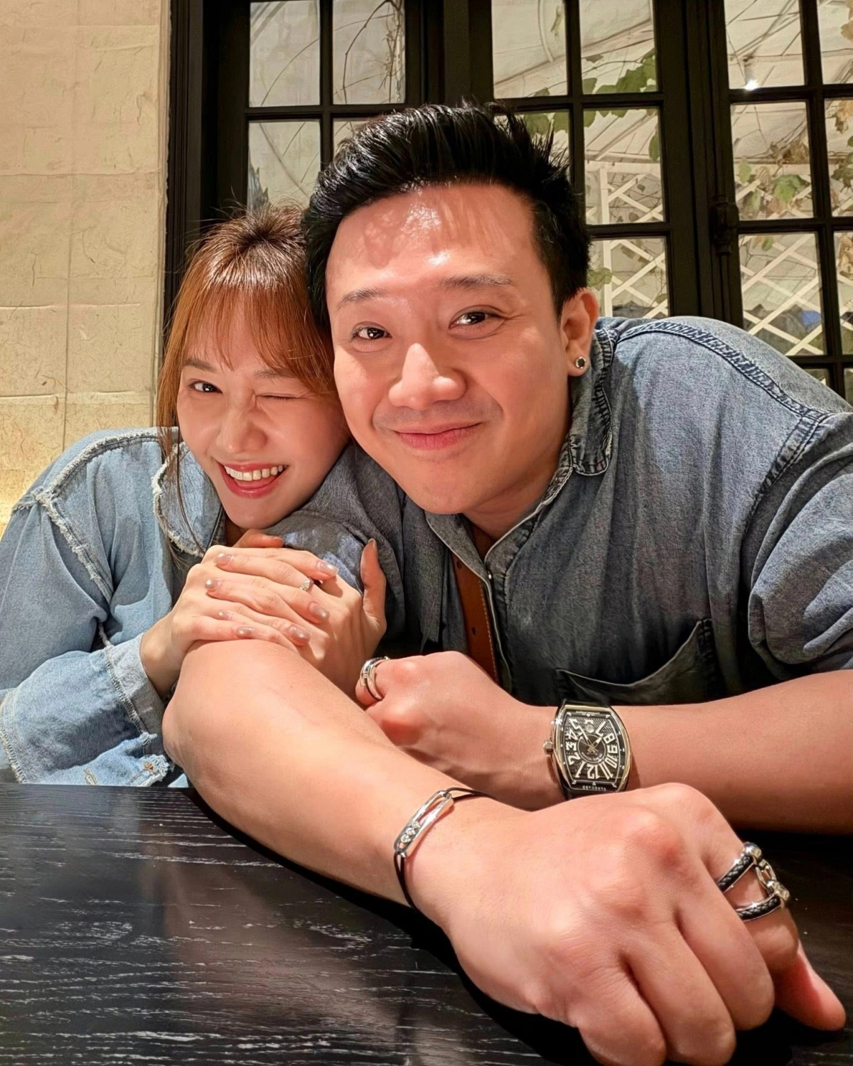 Sao Việt 9/2: Trấn Thành rủ Hari Won diện áo denim đôi đi ăn mừng sinh nhật. Nam MC khoe loạt phụ kiện gồm đồng hồ, vòng, nhẫn đều của thương hiệu xa xỉ.