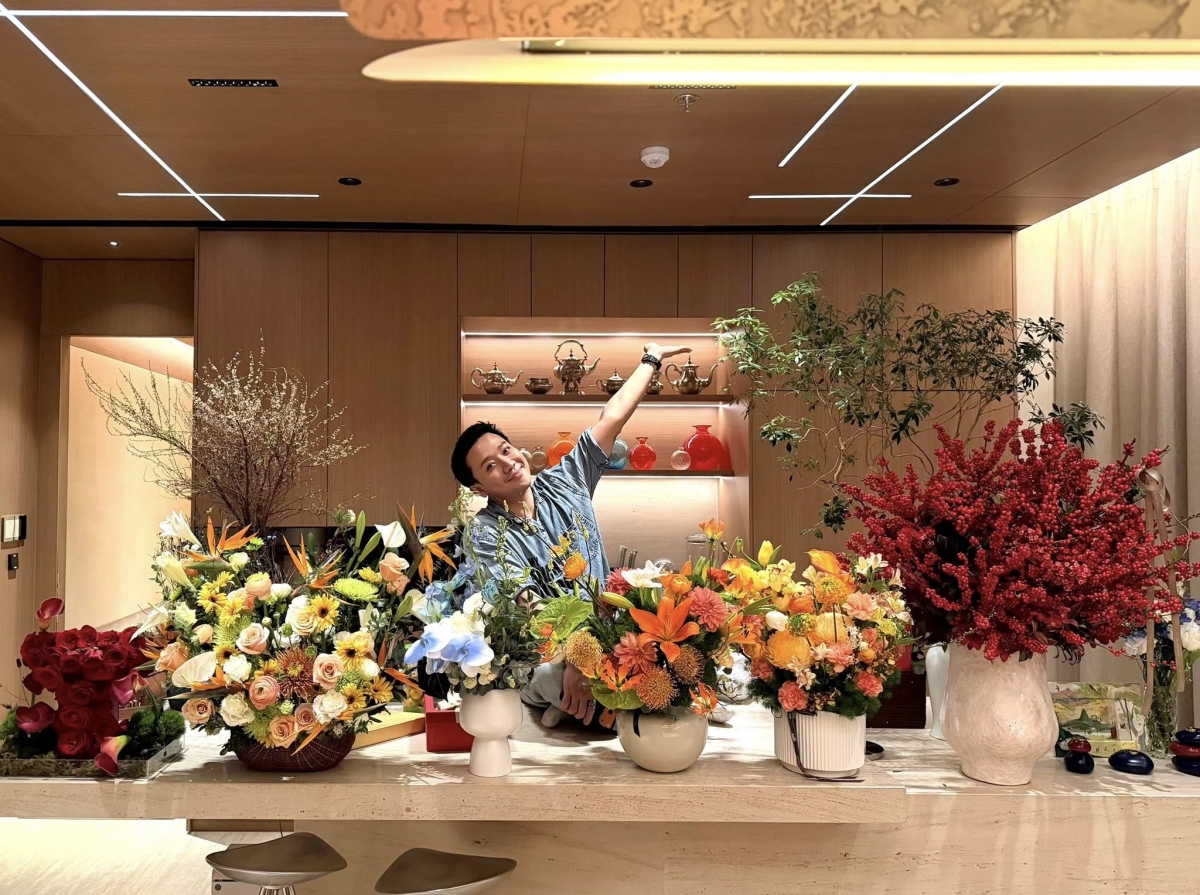 Trấn Thành hào hứng khoe quà tặng nhân dịp sinh nhật: “Xin cảm ơn bà xã và các hãng thời trang yêu thương đã tặng cho tôi cả nhà hoa sau ngày sinh thần”.