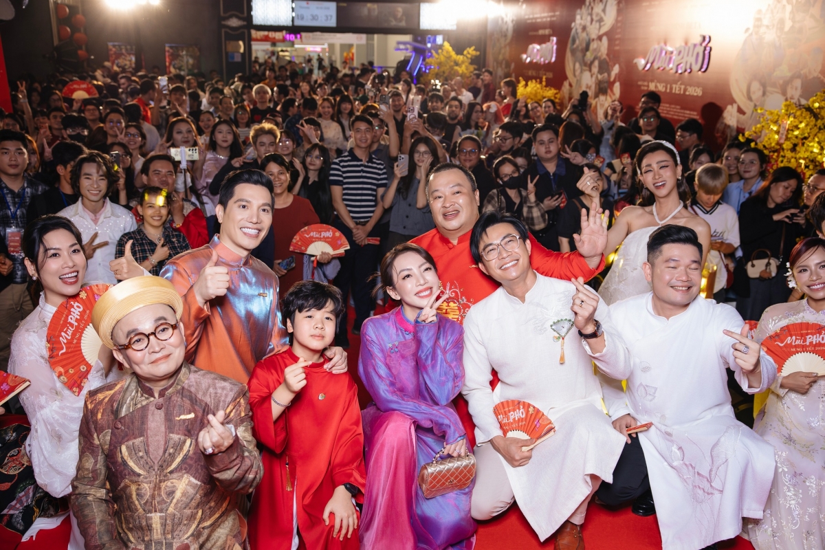 Thu Trang và các thành viên của "Mùi phở"