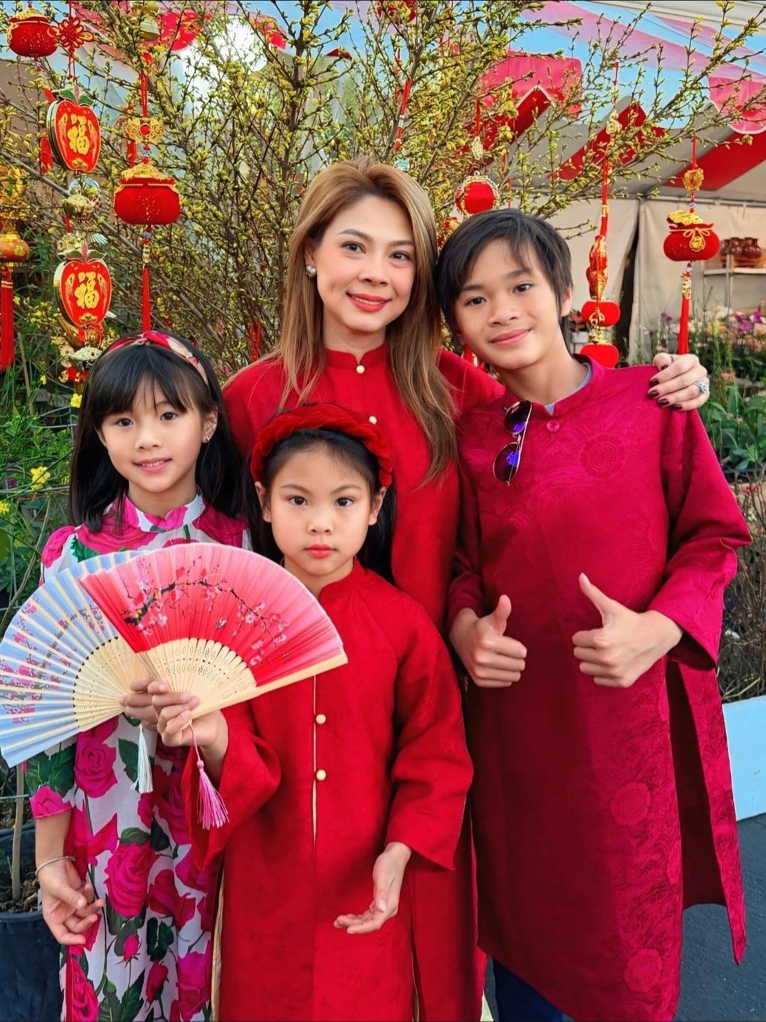 Ca sĩ Thanh Thảo đưa các con Jacky Minh Trí, Jolie và Talia đi sắm Tết, chụp ảnh tại khu chợ Phước Lộc Thọ ở California, Mỹ.