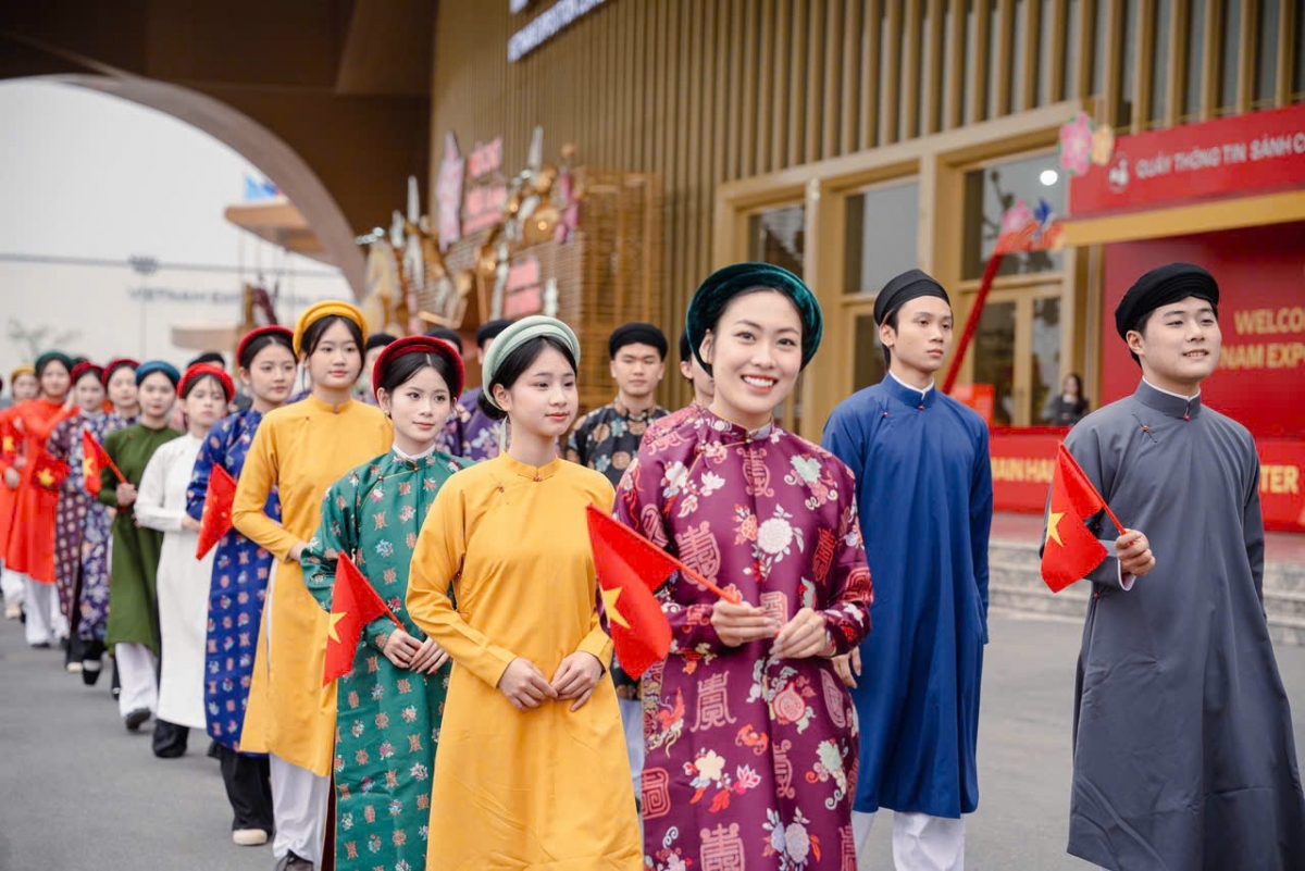 Đoàn diễu hành Bách Hoa Bộ Hành trình diễn Việt phục dịp cuối tuần tại Hội chợ Mùa Xuân 2026