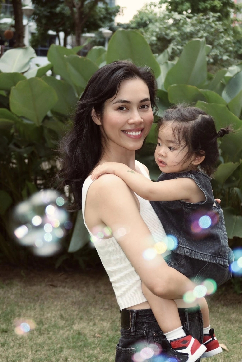 Á hậu Vũ Hoàng My cùng con gái Ayla, gần hai tuổi, từ Áo về TP HCM sum họp gia đình dịp Tết Bính Ngọ. Người đẹp cho biết hai mẹ con đã về đến TP HCM được vài ngày. Do vẫn còn ảnh hưởng của jet lag, cô dành thời gian nghỉ ngơi trước khi lên kế hoạch mua sắm, trang hoàng nhà cửa đón Tết.