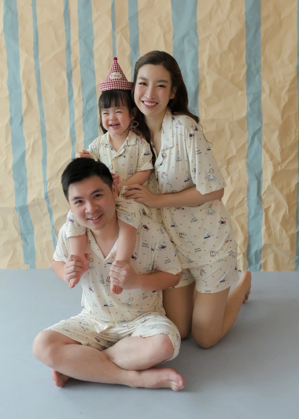 Mừng sinh nhật ông xã Đỗ Vinh Quang, hoa hậu Đỗ Mỹ Linh cùng con gái Titi lên đồ pyjama đồng điệu chụp hình ngộ nghĩnh.