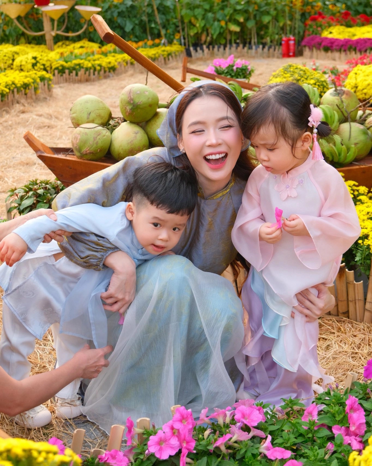 Sam cùng hai con chụp hình áo dài đón Tết. Người đẹp cho biết tốn không ít thời gian để cặp nhóc tì tạo dáng nghiêm túc bên mẹ.