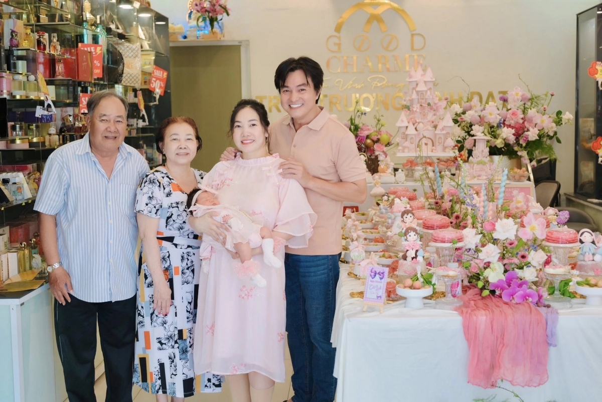 Vợ chồng diễn viên Cao Minh Đạt tổ chức tiệc đầy tháng ấm cúng cho con gái tại nhà riêng. Diễn viên cho biết một tháng qua, anh và bà xã tuy nhiều vất vả nhưng tràn đầy niềm vui khi bé Dâu Tây khỏe mạnh, đáng yêu.