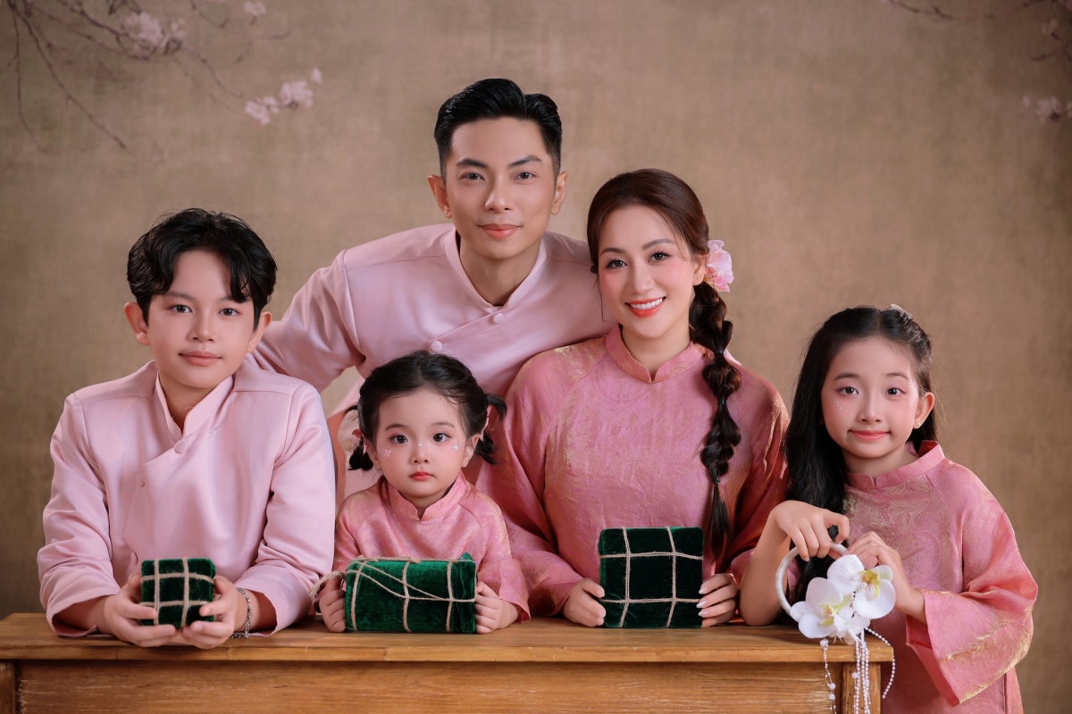 Vợ chồng Khánh Thi - Phan Hiển cùng ba con diện tông hồng, nô đùa trong bộ ảnh mừng Tết Bính Ngọ. “Màu hồng của yêu thương, nơi gia đình quây quần bên nhau, để Tết về thật ấm và bình yên ở lại”, cặp đôi chia sẻ.