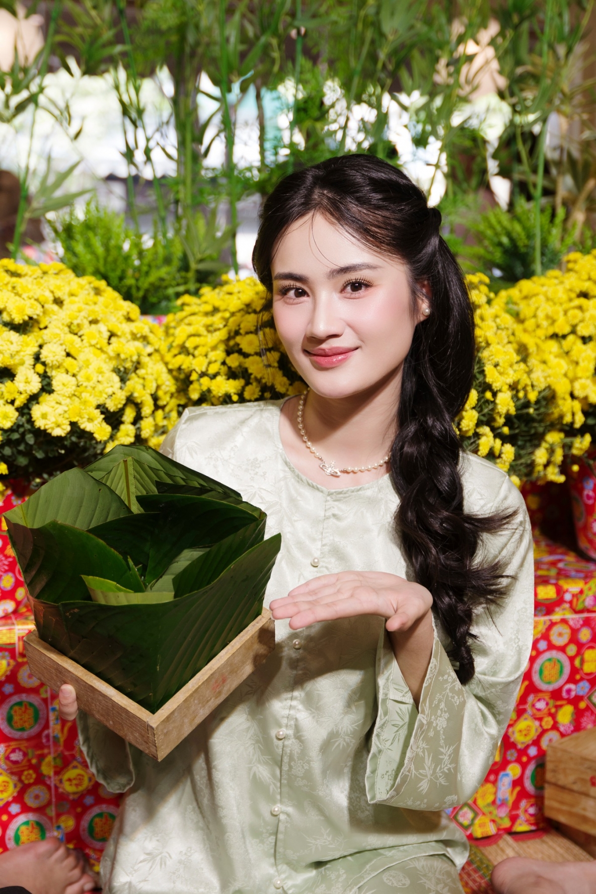 Hoa hậu Ý Nhi trổ tài gói bánh chưng. Người đẹp về Việt Nam đón Tết Nguyên đán sau thời gian sinh sống, học tập ở Australia.