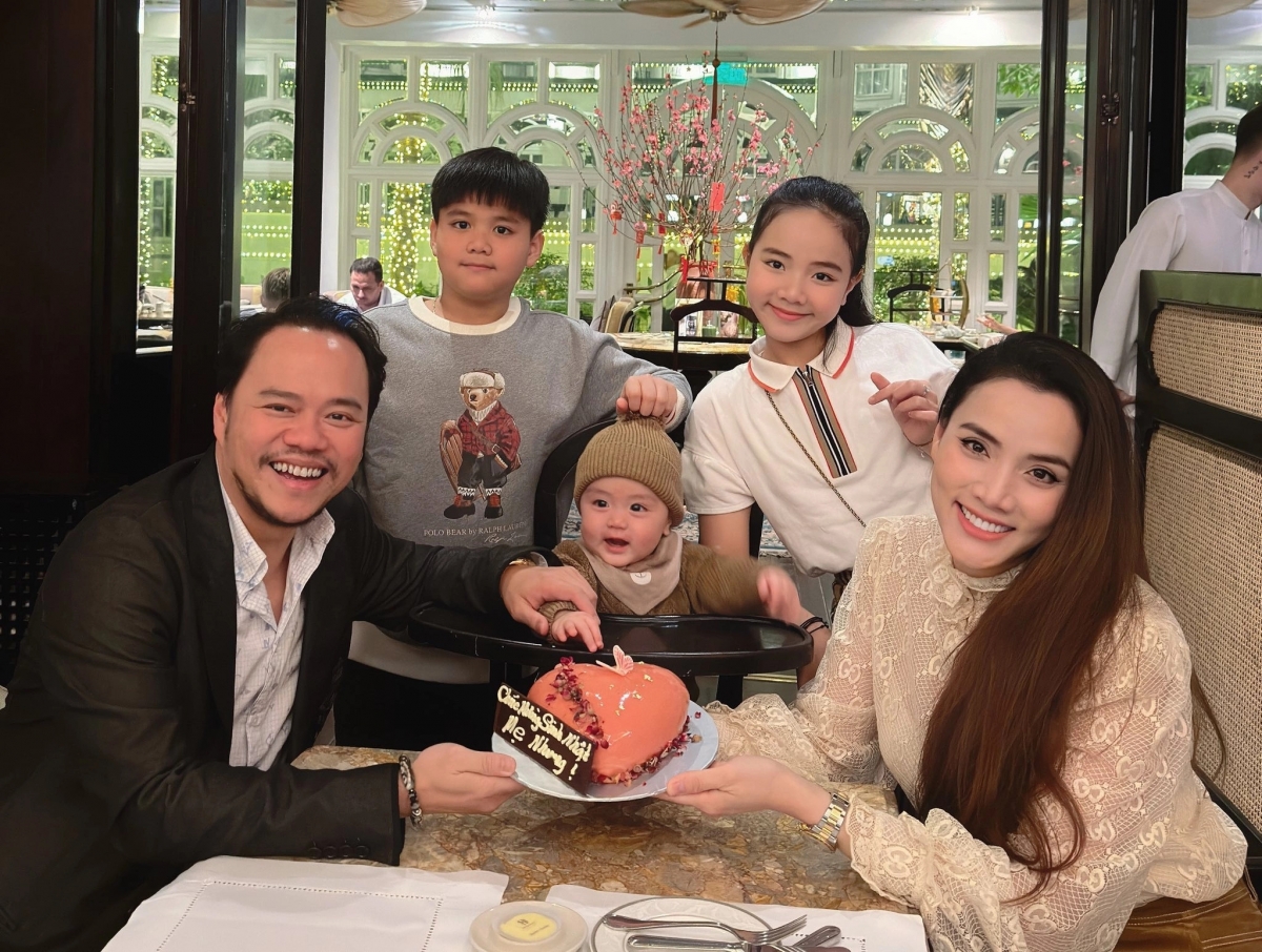 Á hậu Trang Nhung mừng sinh nhật bên ông xã, đạo diễn Hoàng Duy, và 3 con.