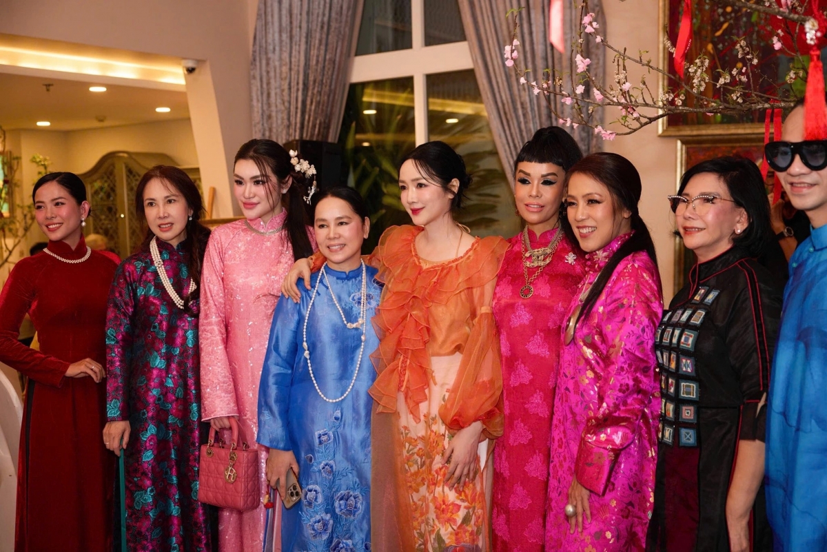 Hoa hậu Giáng My tổ chức tiệc tất niên tại căn biệt thự ở phía đông TP HCM, mời người thân, bạn bè và một số đồng nghiệp tham dự. Hoa hậu cho biết đã thành thông lệ, mỗi dịp cuối năm cô đều tổ chức tiệc tại biệt thự để đón tiếp bạn bè, người thân, với thực đơn các món truyền thống mang hương vị Bắc và không gian nghệ thuật dân gian.