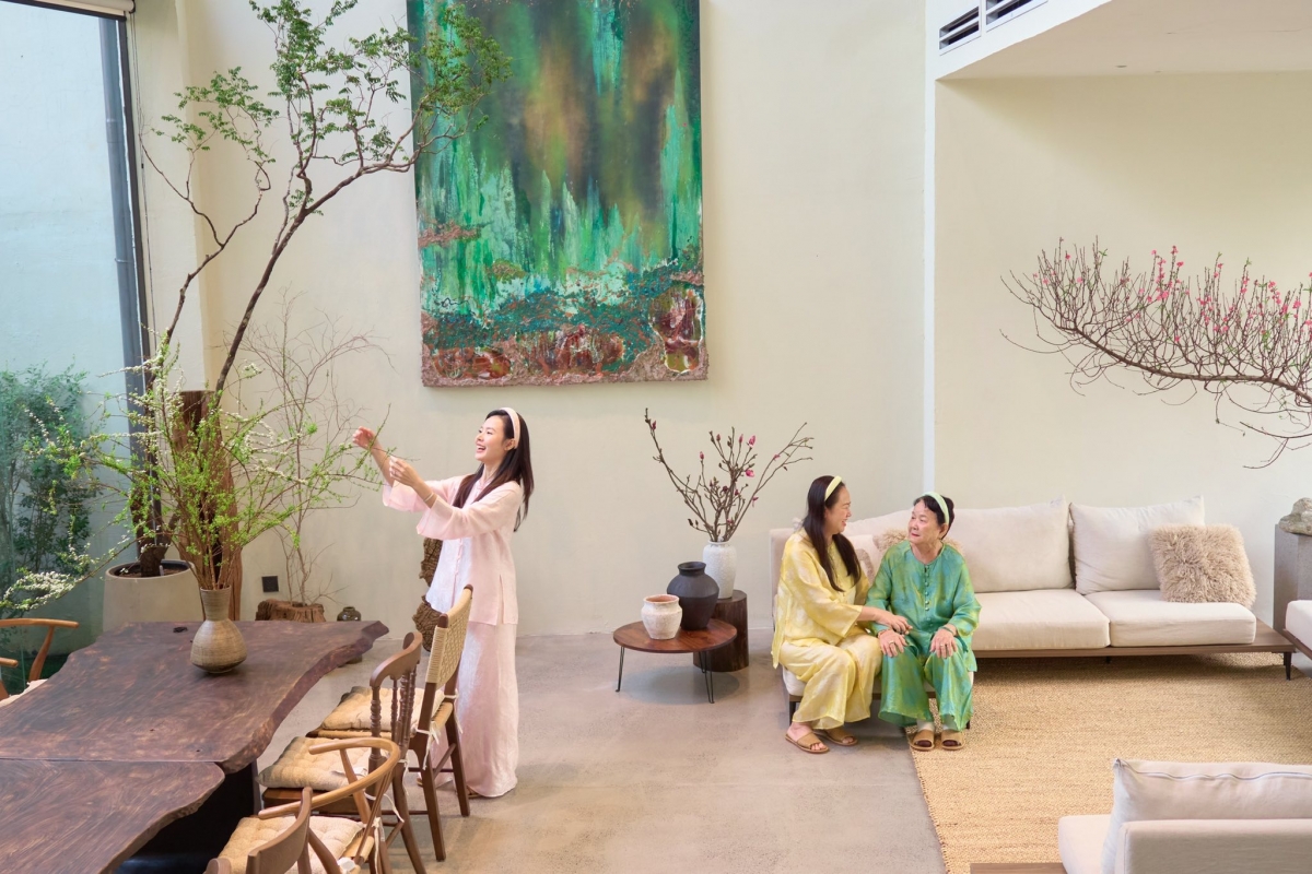 Diễn viên Midu khoe không gian biệt thự ngập hoa đào, mộc lan, tuyết mai, hoàn tất việc trang hoàng nhà cửa sẵn sàng đón Tết. Cô dành thời gian bên bố mẹ, bà ngoại thưởng trà, ngắm hoa, nhìn lại những kỷ niệm của năm cũ và chia sẻ các dự định cho năm mới.