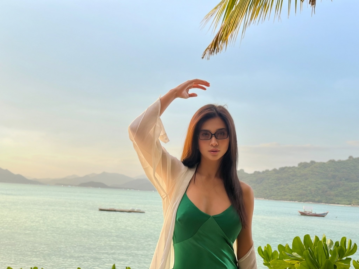 Kim Tuyến chia sẻ hình ảnh mới được chụp trong chuyến du lịch biển. Nữ diễn viên mặc váy hai dây màu xanh kèm theo sơ mi mỏng khoác ngoài. Cộng đồng mạng dành cho loạt ảnh của nữ diễn viên nhiều lời khen ngợi. Cô được khen trẻ trung so với tuổi 39.