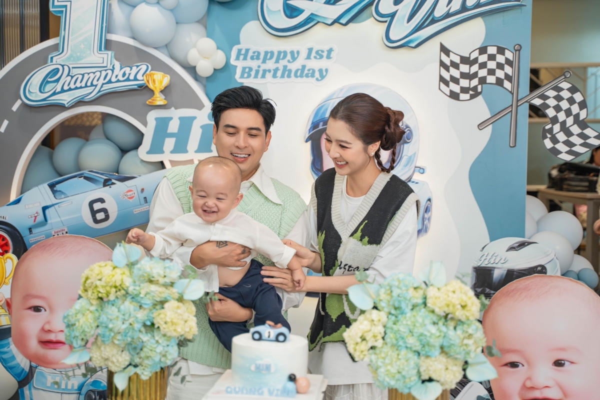 Vợ chồng Hồ Quang Hiếu – Tuệ Như tổ chức sinh nhật 1 tuổi cho con trai. Nam ca sĩ bày tỏ: “Chúc mừng sinh nhật đầu tiên của thiên thần nhỏ! Cảm ơn con đã đến và làm cho cuộc sống của ba mẹ trở nên rực rỡ hơn bao giờ hết. 365 ngày qua là hành trình hạnh phúc nhất của ba mẹ. Chúc chàng trai của ba mẹ luôn bình an, mạnh khỏe và mãi là ánh nắng ấm áp nhất nhà nhé”.