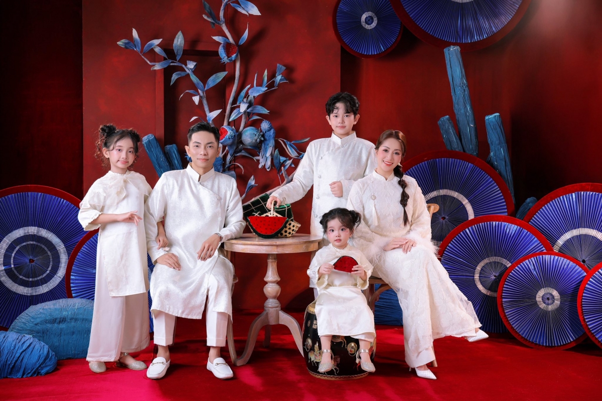 Gia đình Khánh Thi - Phan Hiển thực hiện bộ ảnh Tết với bối cảnh truyền thống. Cặp đôi bày tỏ: “Tết Việt luôn là khoảng thời gian để lòng người chậm lại, để nhớ về gia đình, về những giá trị giản dị mà thiêng liêng nhất. Chỉ mong được trao gửi yêu thương, giữ lấy sự gắn kết, và cùng nhau đi qua một năm bằng sự ấm áp, bao dung và trân trọng. Với Thi và Hiển, chỉ cần có gia đình bên cạnh, Tết đã đủ đầy rồi”.