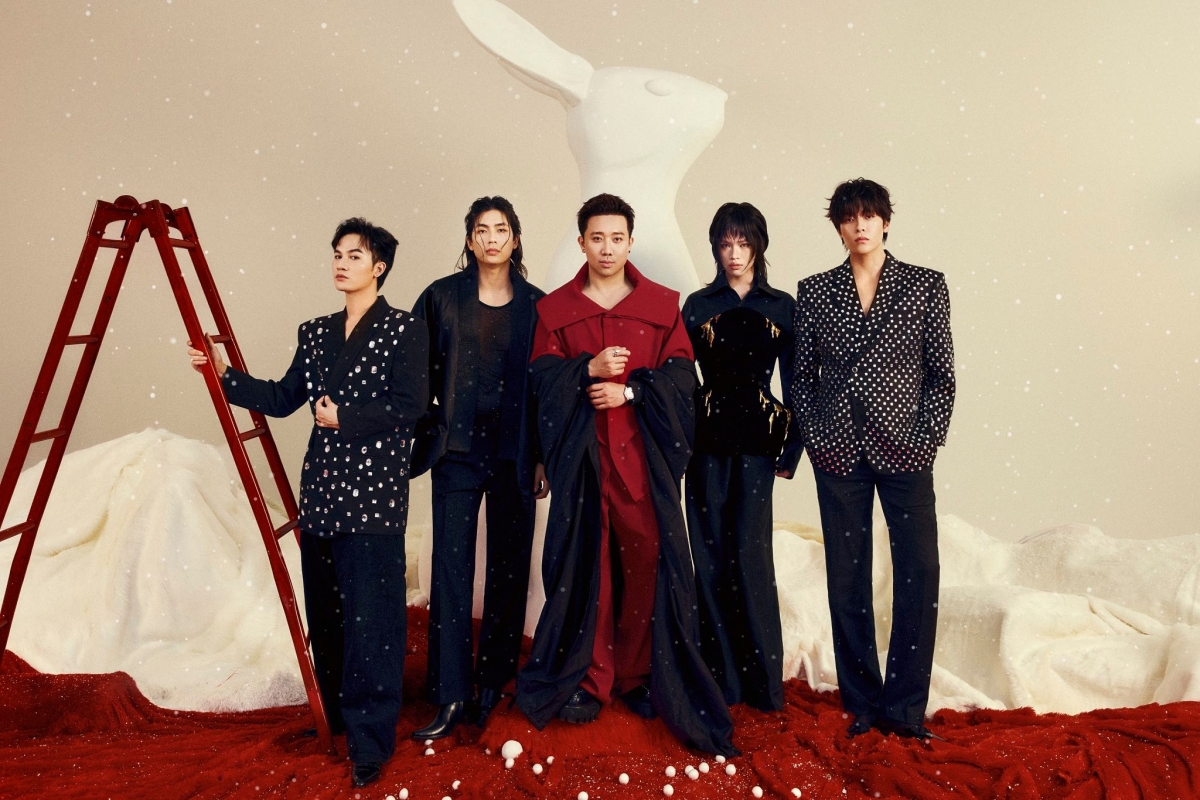 Vĩnh Đam (ngoài cùng bên phải) cùng dàn diễn viên "Thỏ ơi!!"