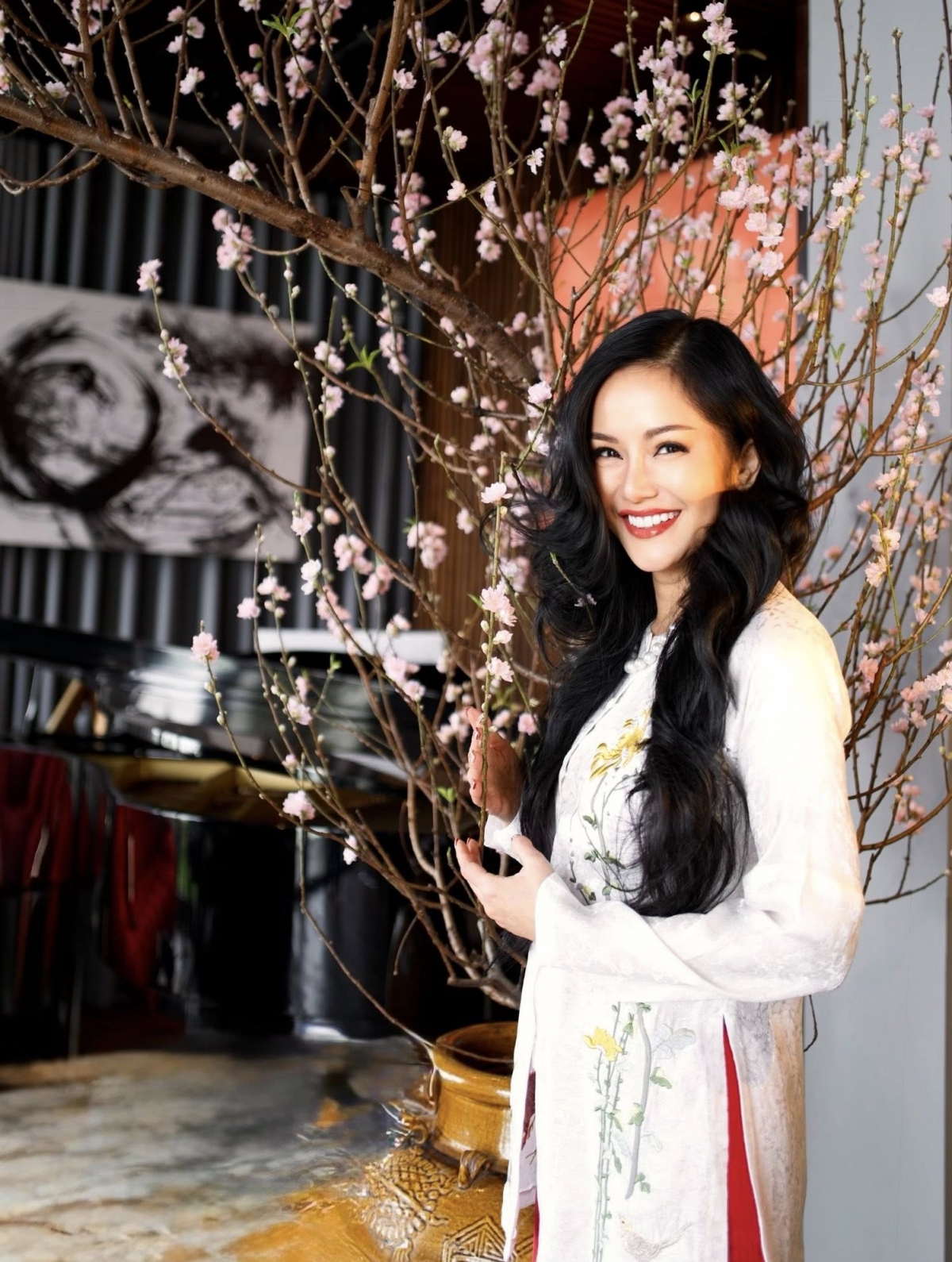 Hồng Nhung rạng rỡ bên cạnh cây đào khoe sắc. Cô bày tỏ: “Ngày Tết khoe hoa/ Ngày tình yêu khoe môi thắm/ Xin chúc mọi nhà ngập tràn tình yêu thương!”.