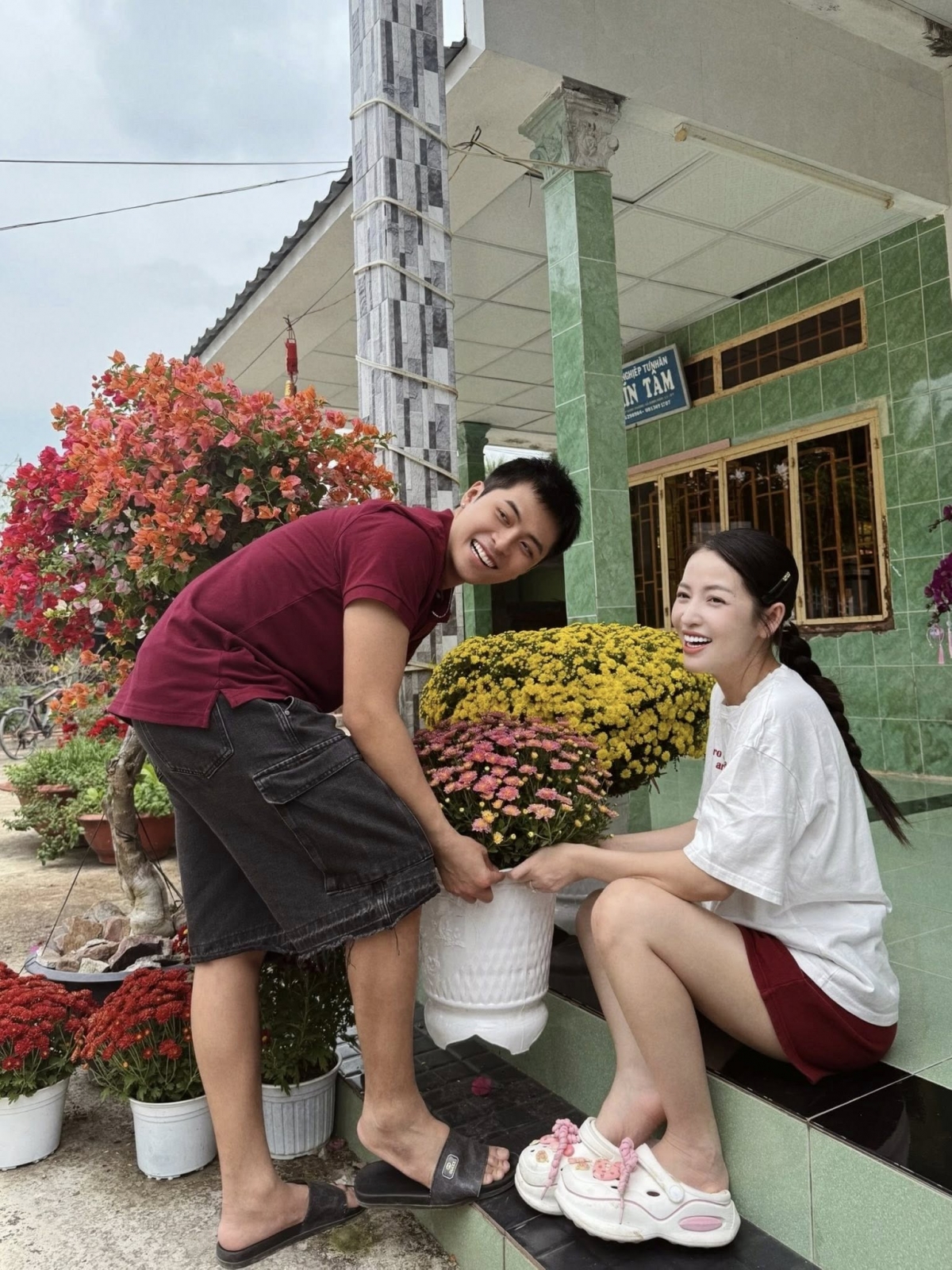 Vợ chồng Puka – Gin Tuấn Kiệt về quê trang hoàng nhà cửa, chuẩn bị đón Tết Nguyên đán.