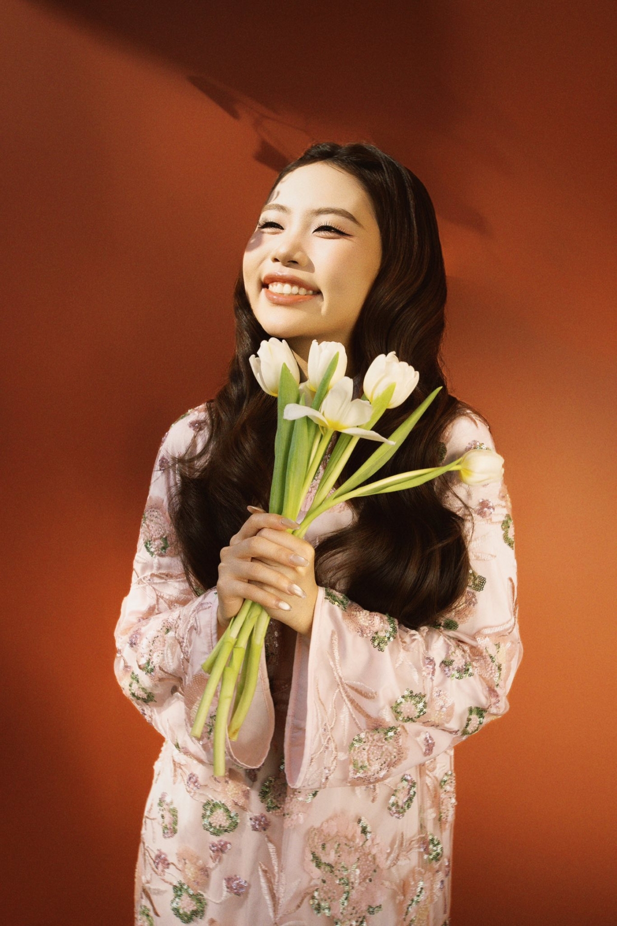 Phương Mỹ Chi diện áo dài đón Xuân Bính Ngọ. Nữ ca sĩ viết: “Cả nhà chuẩn bị Tết tới đâu rồi? Nôn nao quá đi còn vài ngày nữa thôi. Chi xin chúc cho tất cả mọi người một năm mới ấm no, hạnh phúc và thật nhiều sức khoẻ nha”.