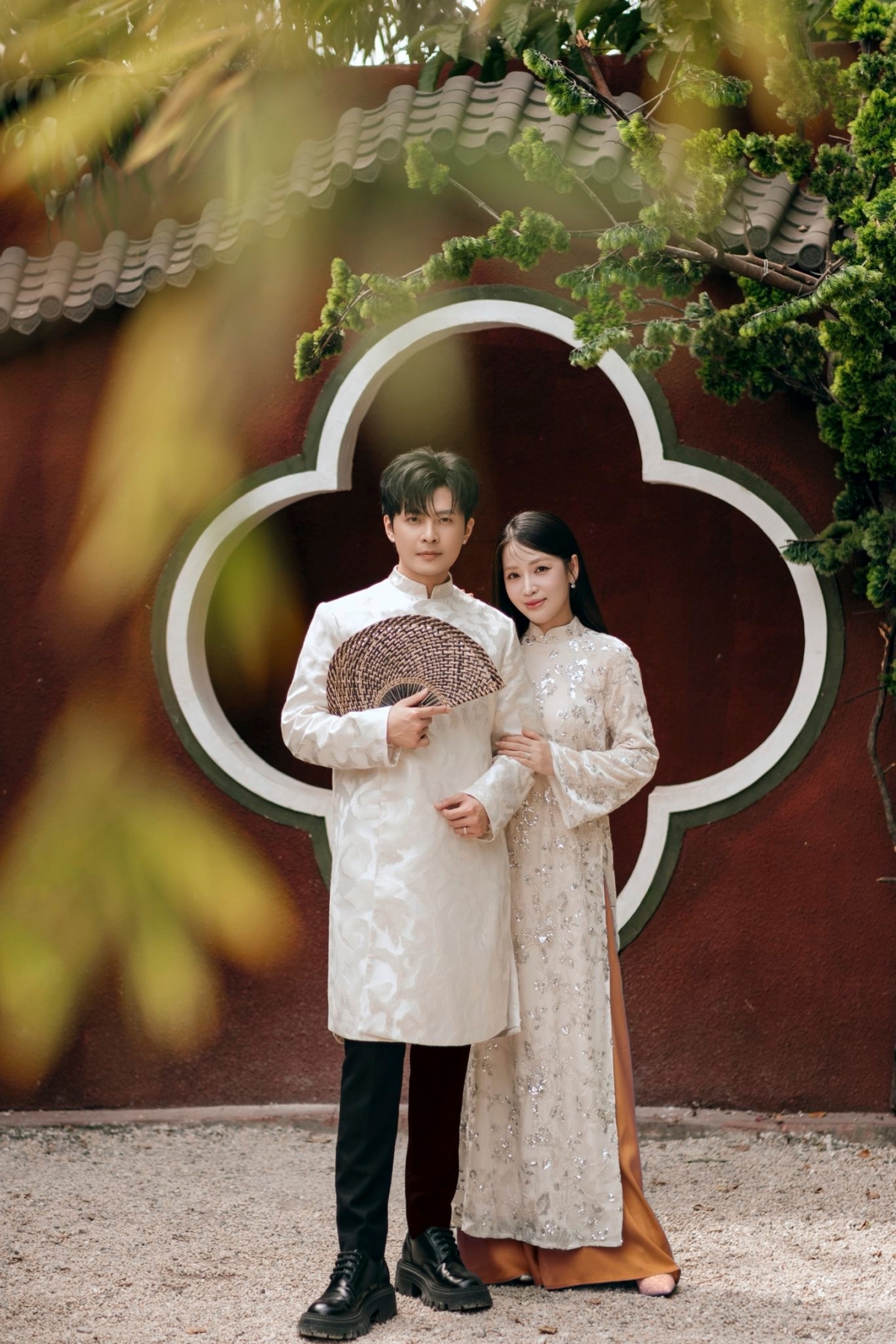 Vợ chồng diễn viên Puka - Gin Tuấn Kiệt chụp ảnh nhân dịp Tết.