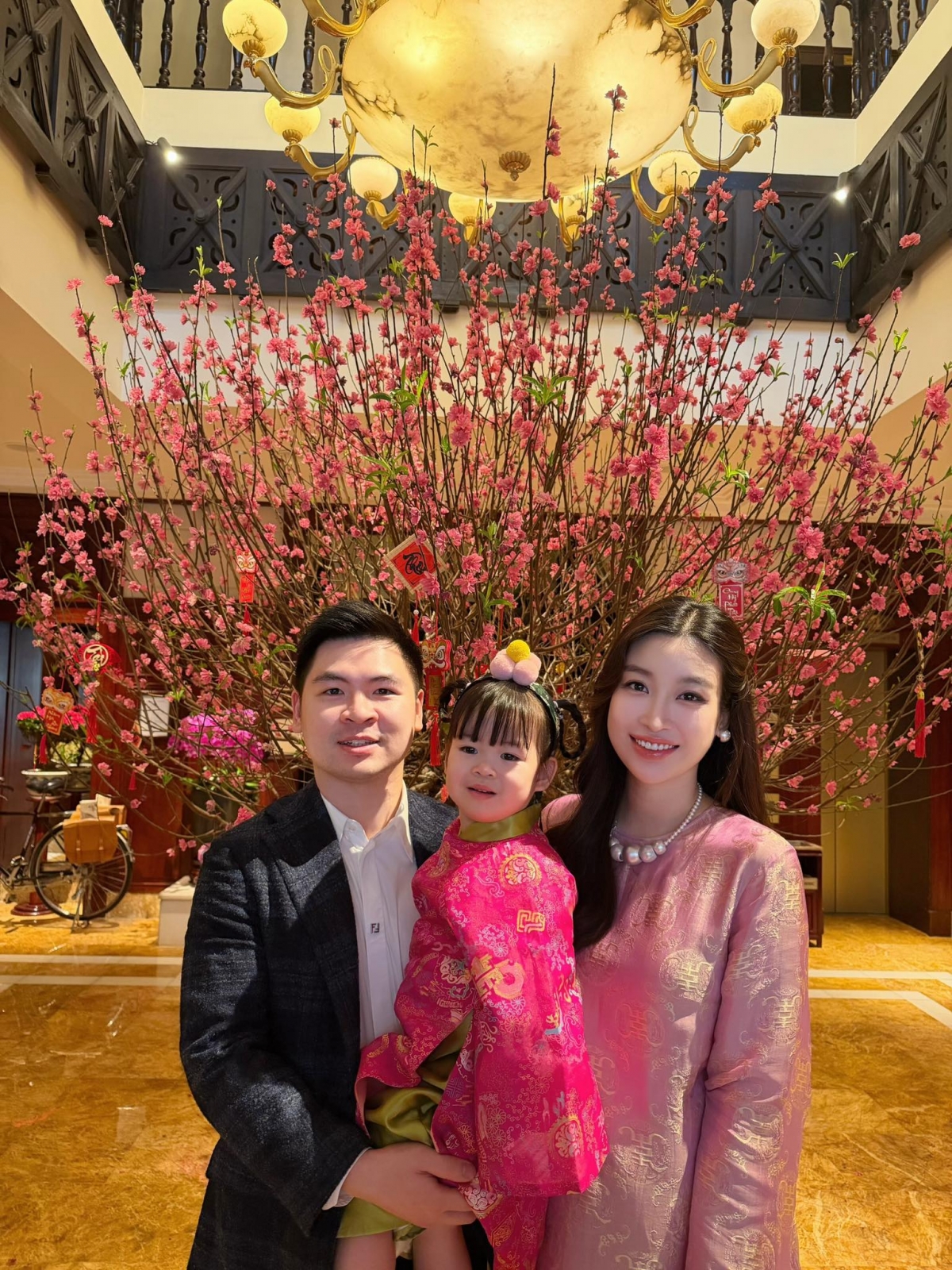 Hoa hậu Đỗ Mỹ Linh đăng ảnh đón năm mới bên chồng doanh nhân Đỗ Vinh Quang và con gái.