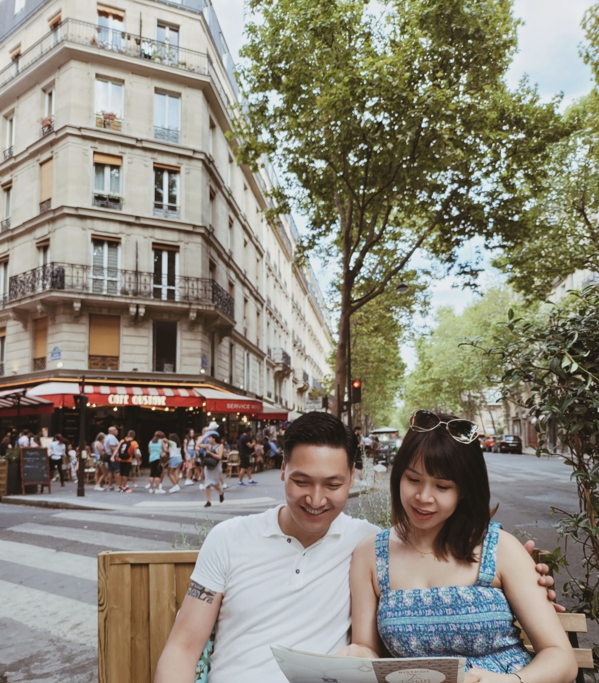 Diễn viên Mạnh Trường đăng ảnh cùng bà xã nhân ngày lễ tình nhân Valentine. Anh hài hước viết: “Thế là cũng 23 mùa Valentine bên nhau rồi đấy. Tôi nhớ lần gần nhất tôi được nhận quà cũng cách đây 18 năm rồi, từ sau ngày cưới là không còn được nhận quà nữa”.